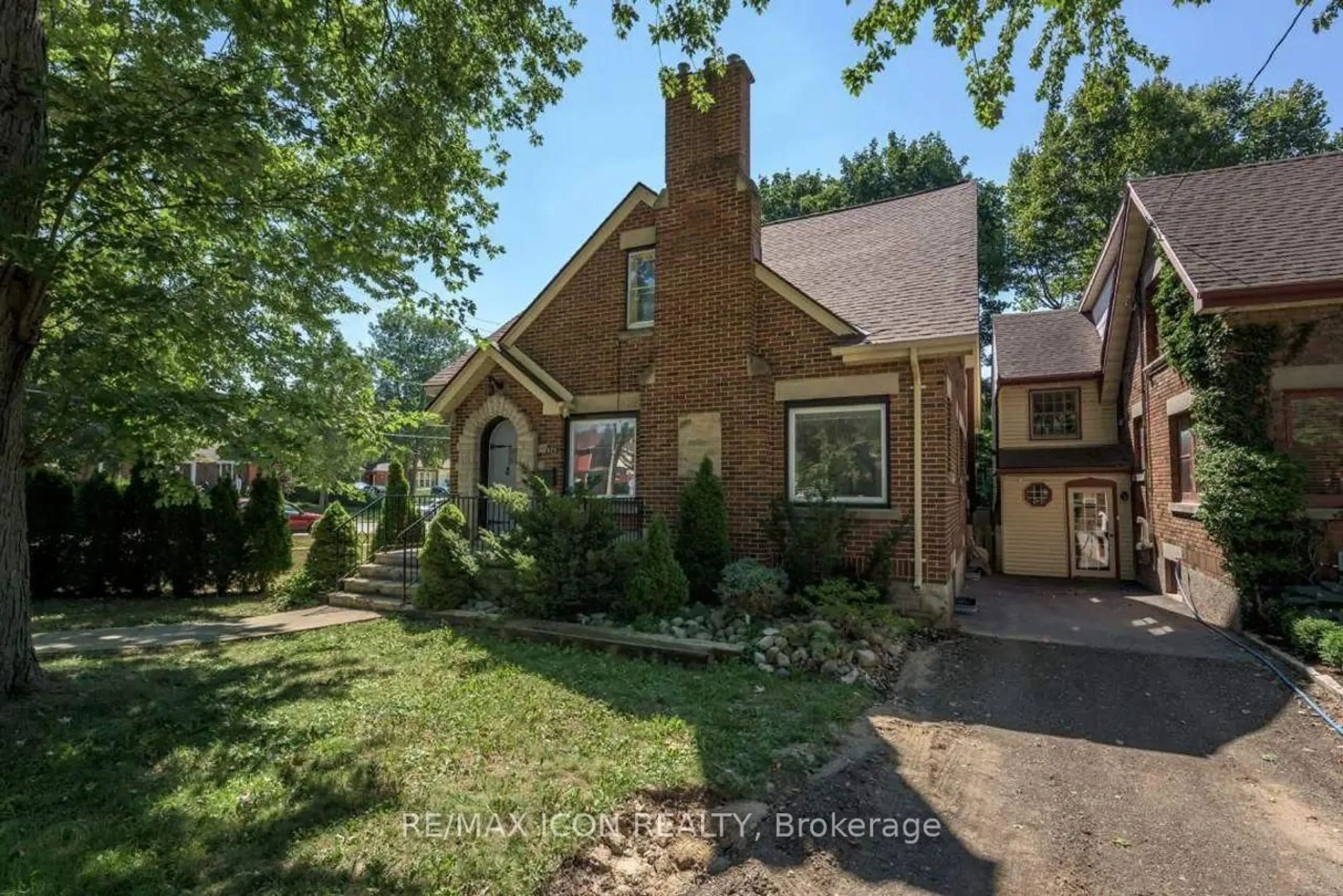 Home with brick exterior material, street for 525 Grosvenor St, London East Ontario N5Y 3S8