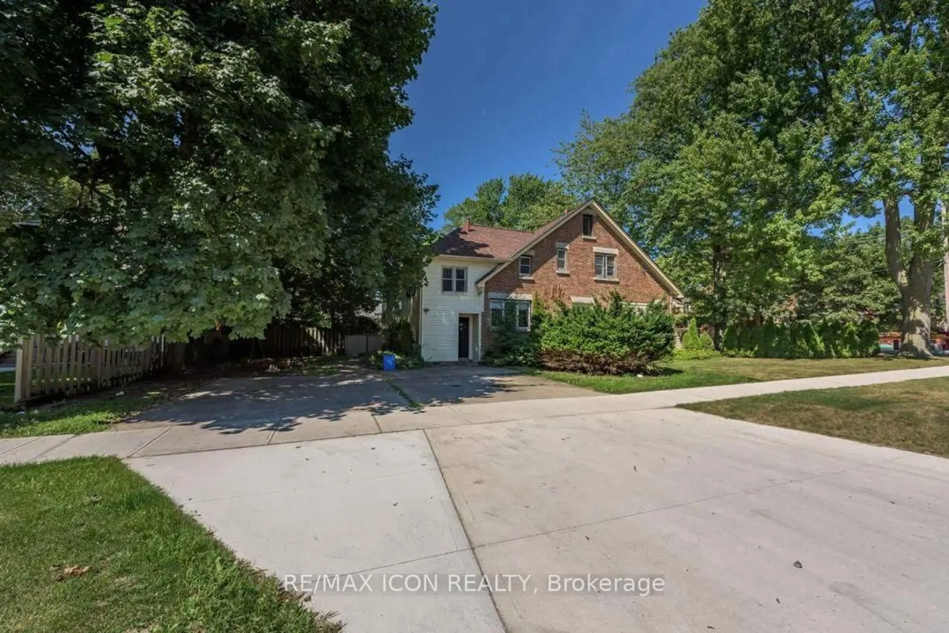 A pic from outside/outdoor area/front of a property/back of a property/a pic from drone, street for 525 Grosvenor St, London East Ontario N5Y 3S8