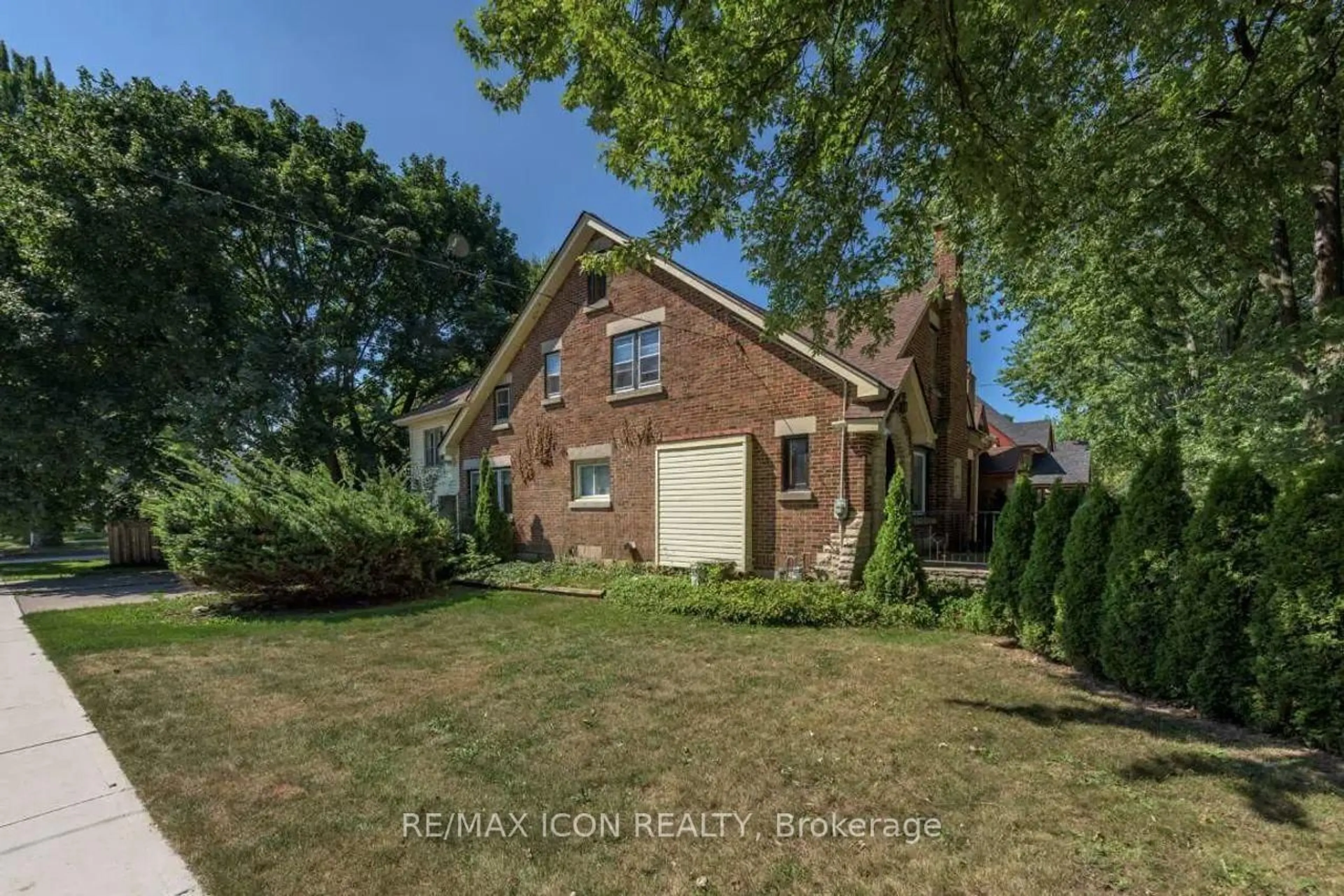 Home with brick exterior material, street for 525 Grosvenor St, London East Ontario N5Y 3S8
