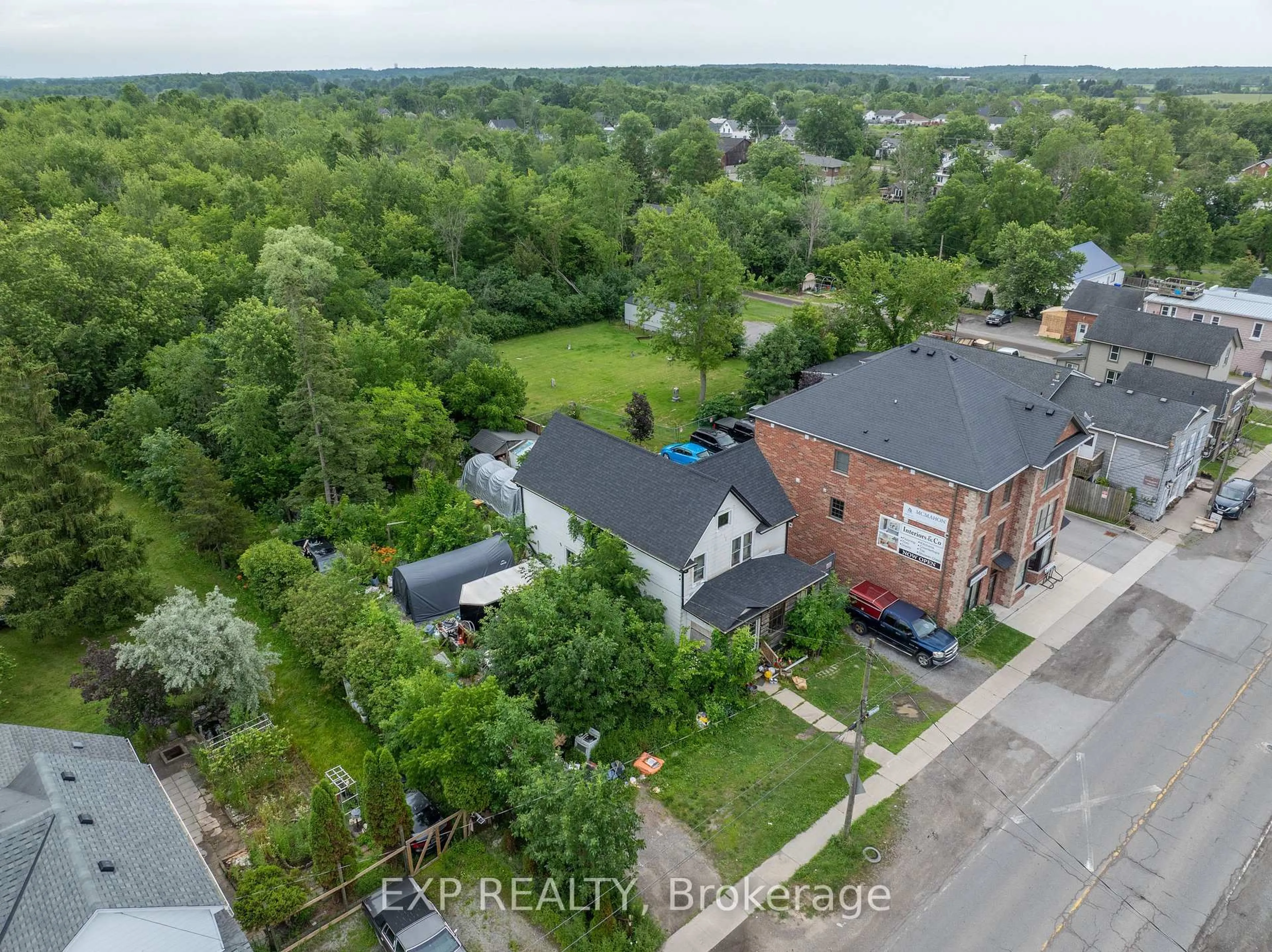 A pic from outside/outdoor area/front of a property/back of a property/a pic from drone, street for 2632 Stevensville Rd, Fort Erie Ontario L0S 1S0
