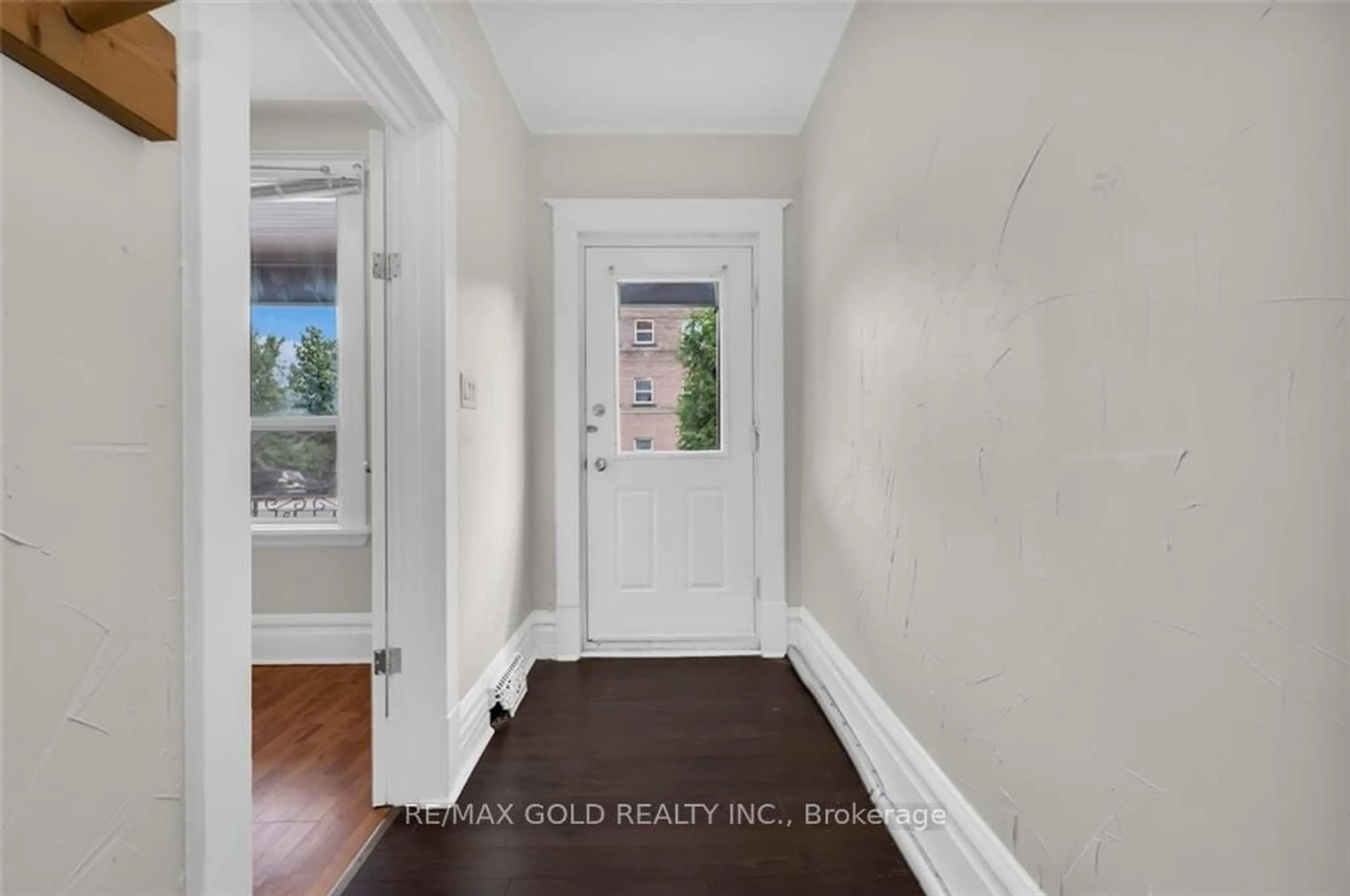 Indoor entryway for 746 King St, Hamilton Ontario L8S 1J8