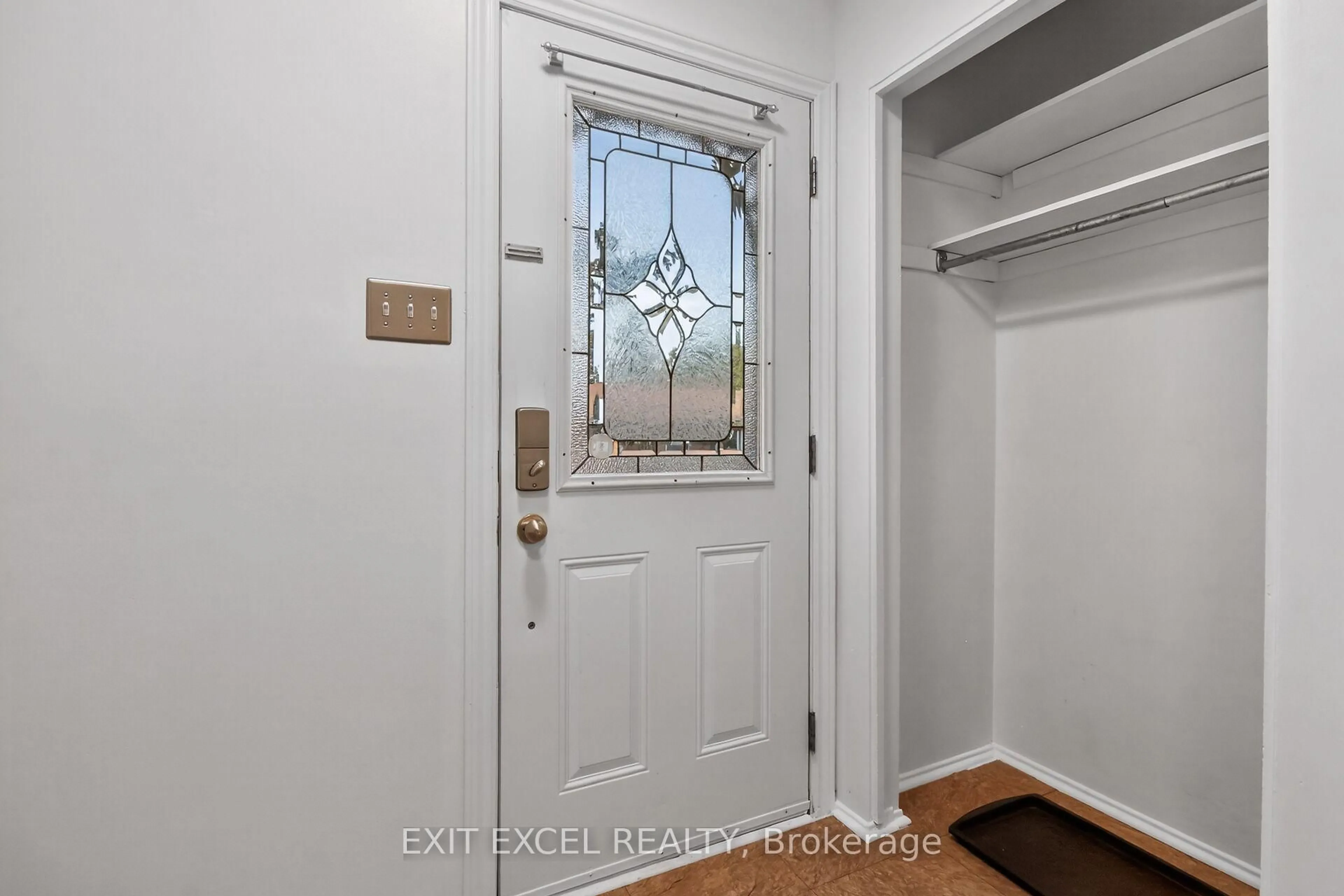 Indoor entryway for 283 McElroy Dr, Ottawa Ontario K2L 1Y3