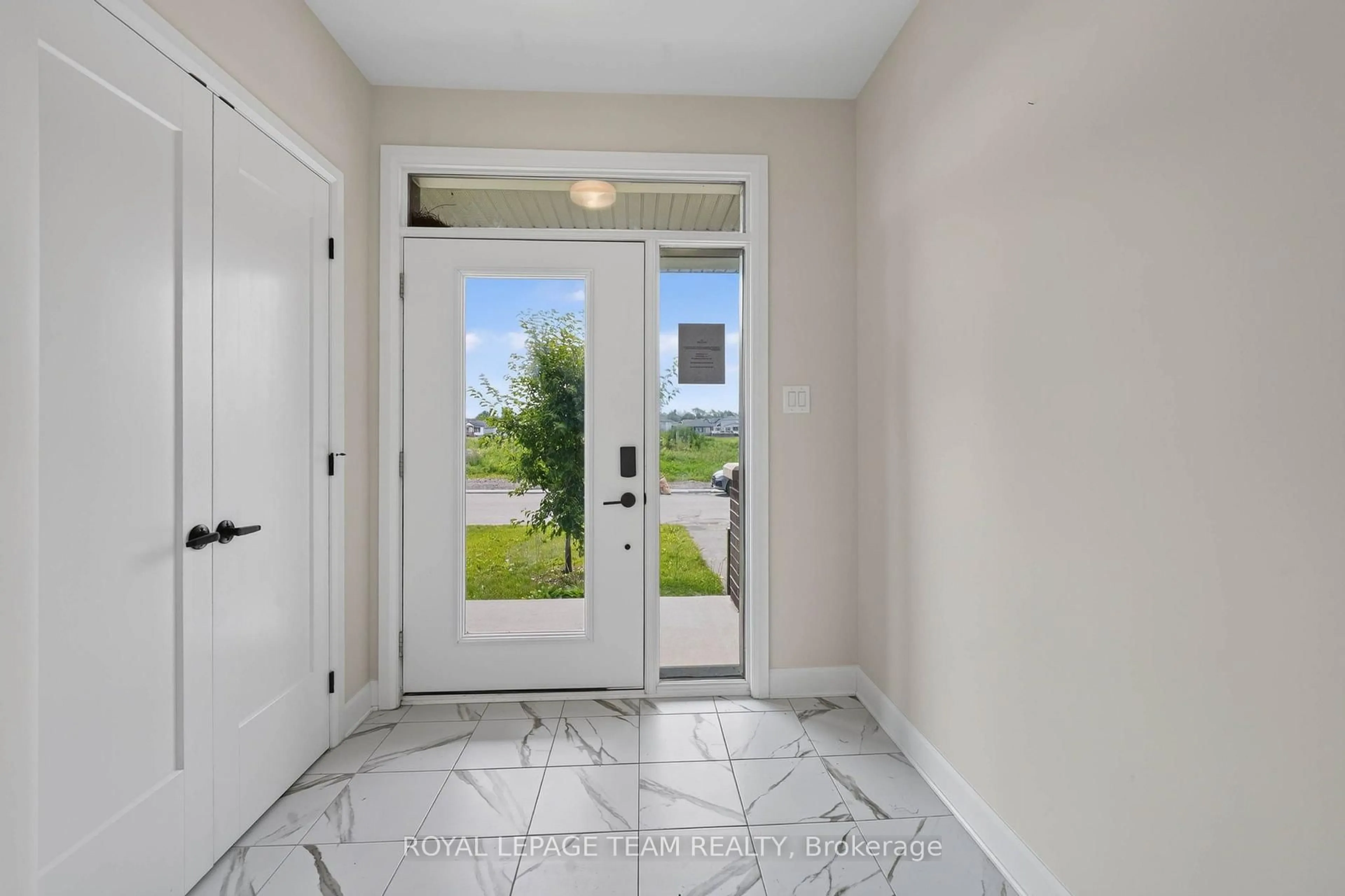 Indoor entryway for 757 Gamble Dr, Russell Ontario K4R 0G5