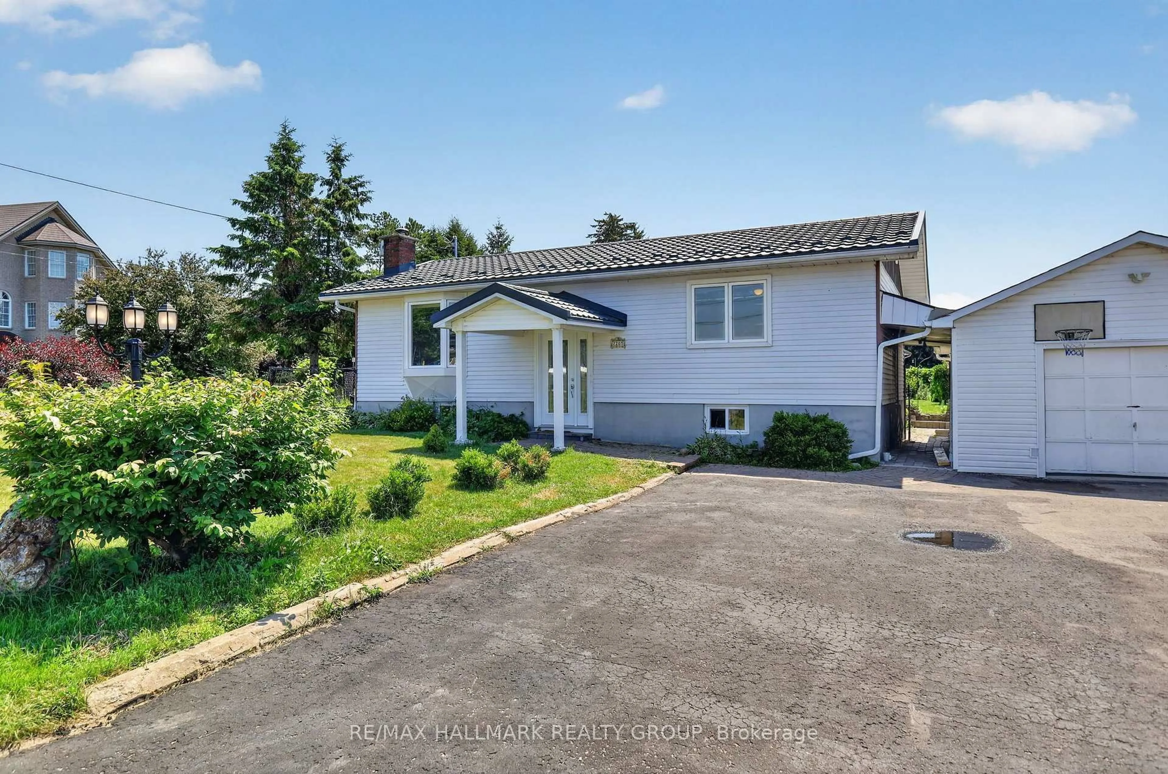 A pic from outside/outdoor area/front of a property/back of a property/a pic from drone, street for 2205 Woods St, Clarence-Rockland Ontario K4K 1J3