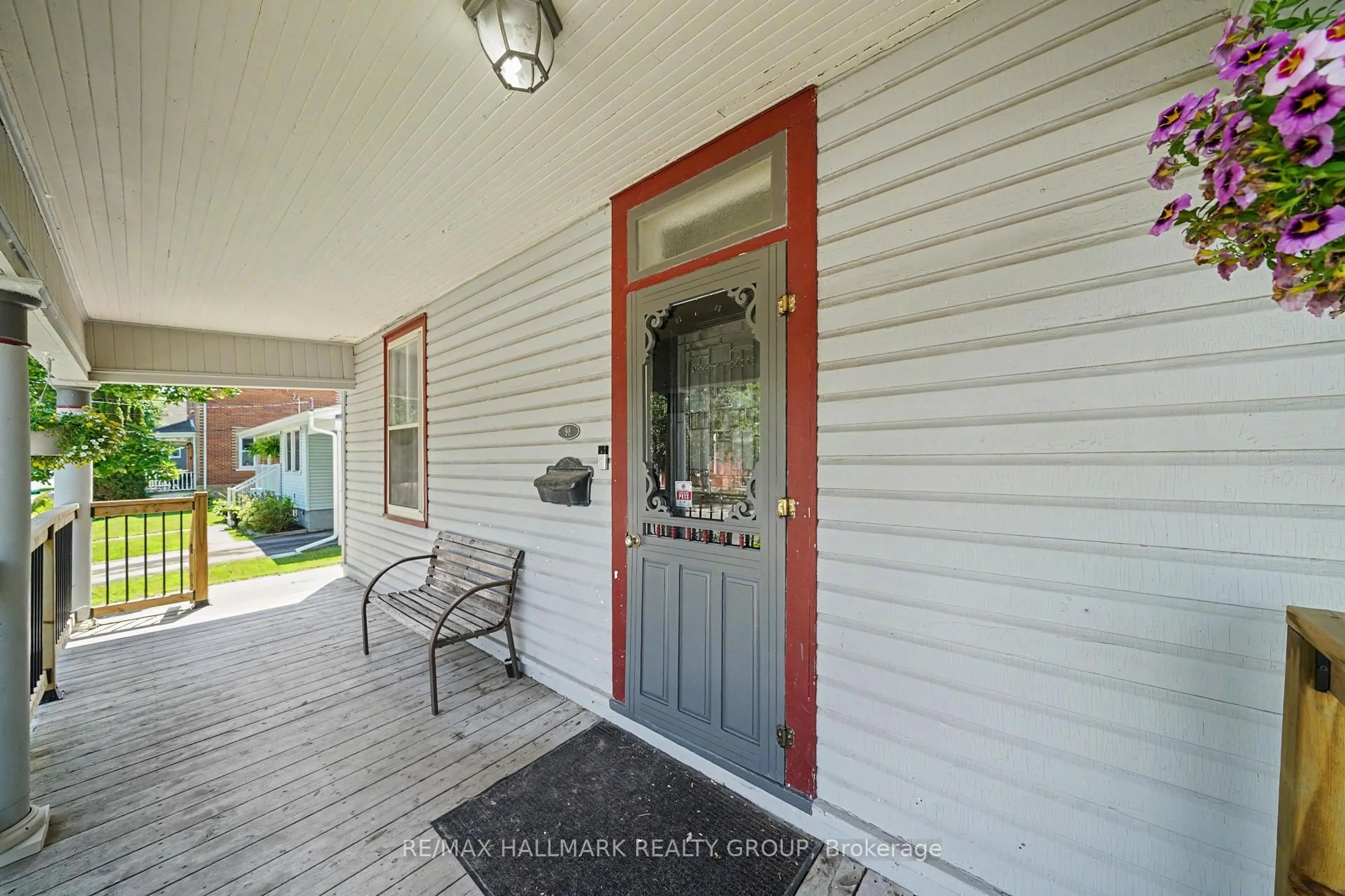 Indoor entryway for 98 Drummond St, Perth Ontario K7H 1H1