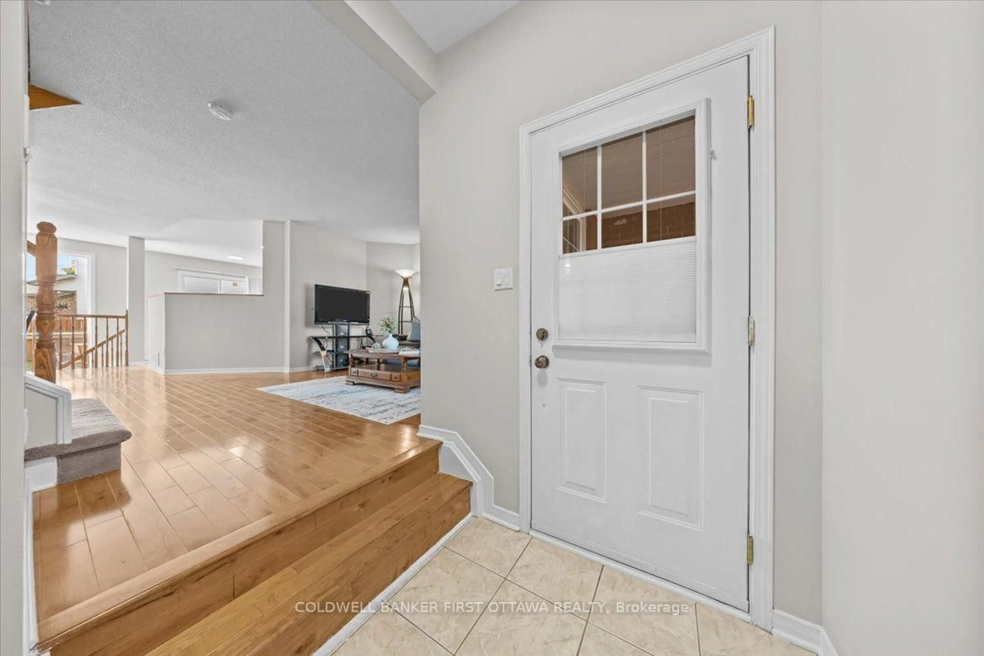 Indoor entryway for 46 MARGRAVE Ave, Ottawa Ontario K1T 3Y2