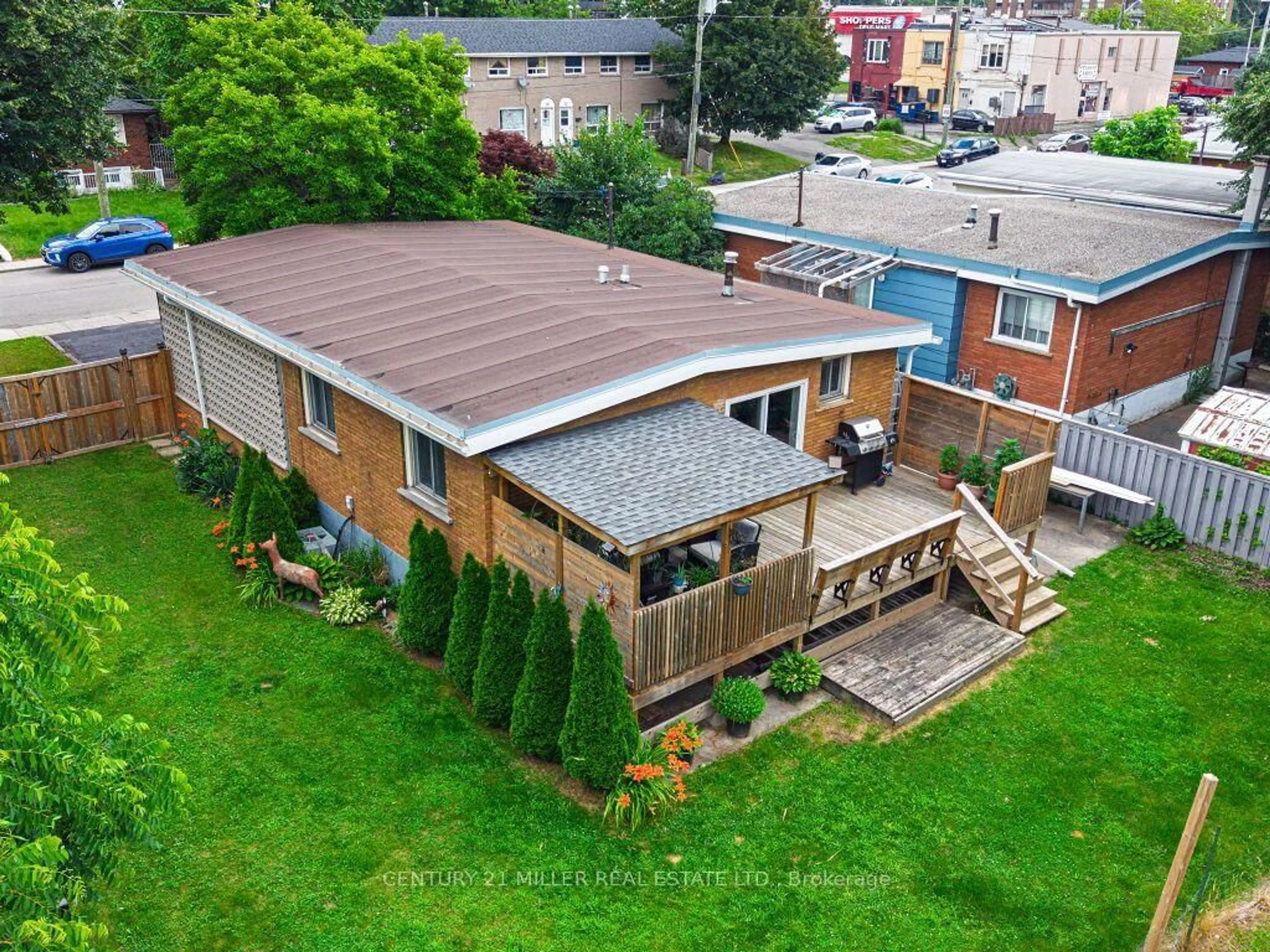 A pic from outside/outdoor area/front of a property/back of a property/a pic from drone, building for 154 Luscombe St, Hamilton Ontario L9A 2K3