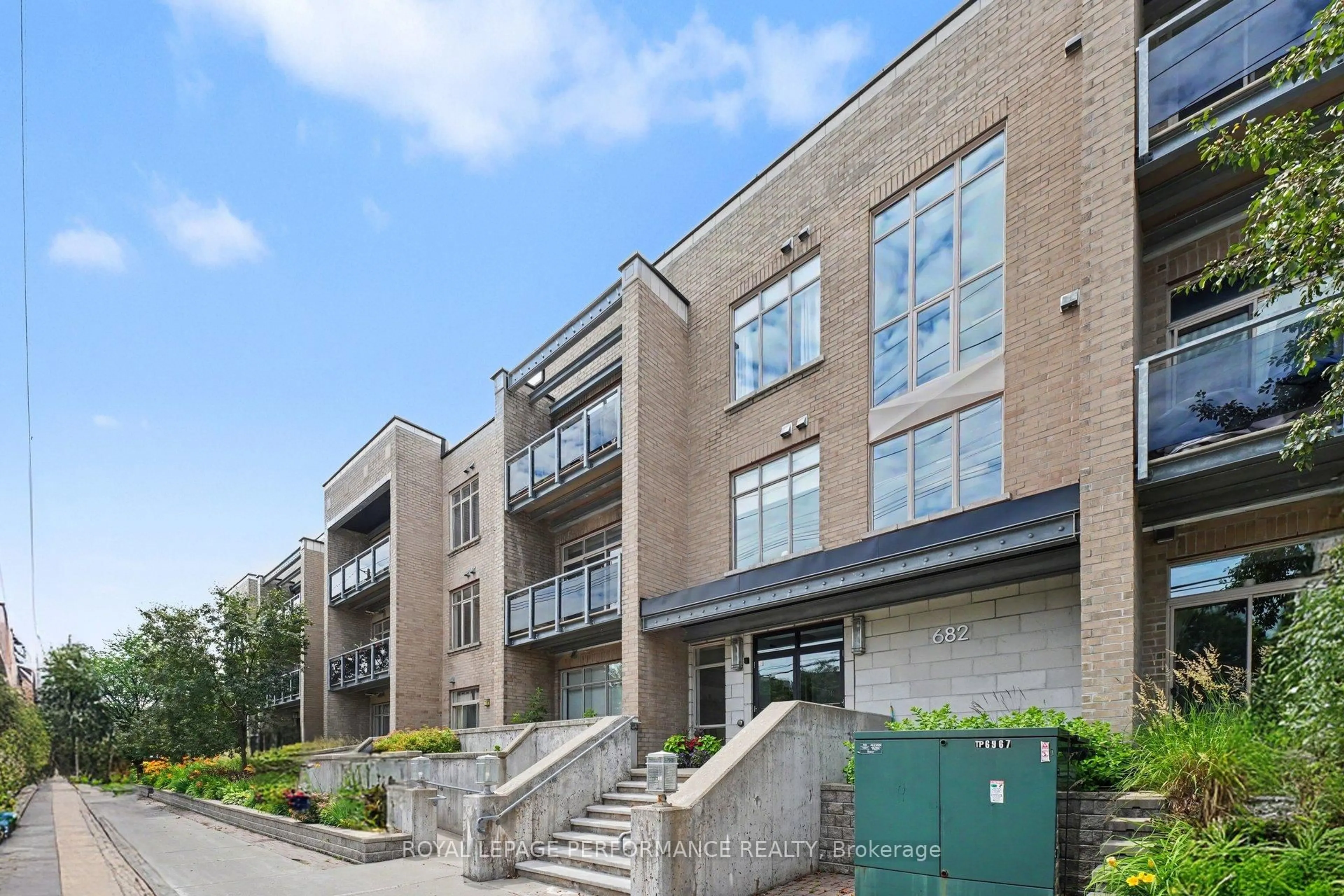 Unknown for 682 Churchill Ave #208, Ottawa Ontario K1Z 5G5