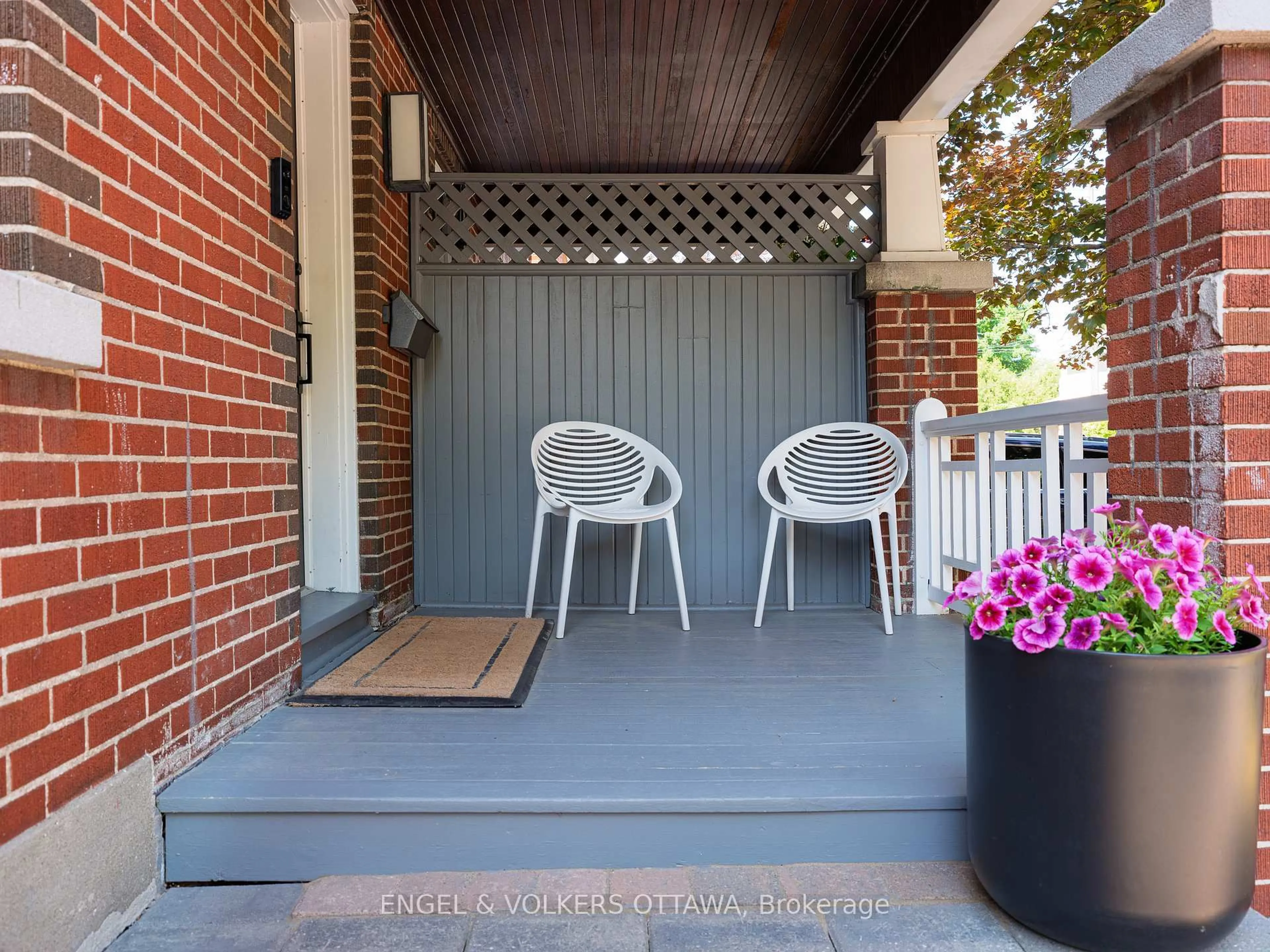 Patio, street for 174 Hickory St, Ottawa Ontario K1Y 3T6