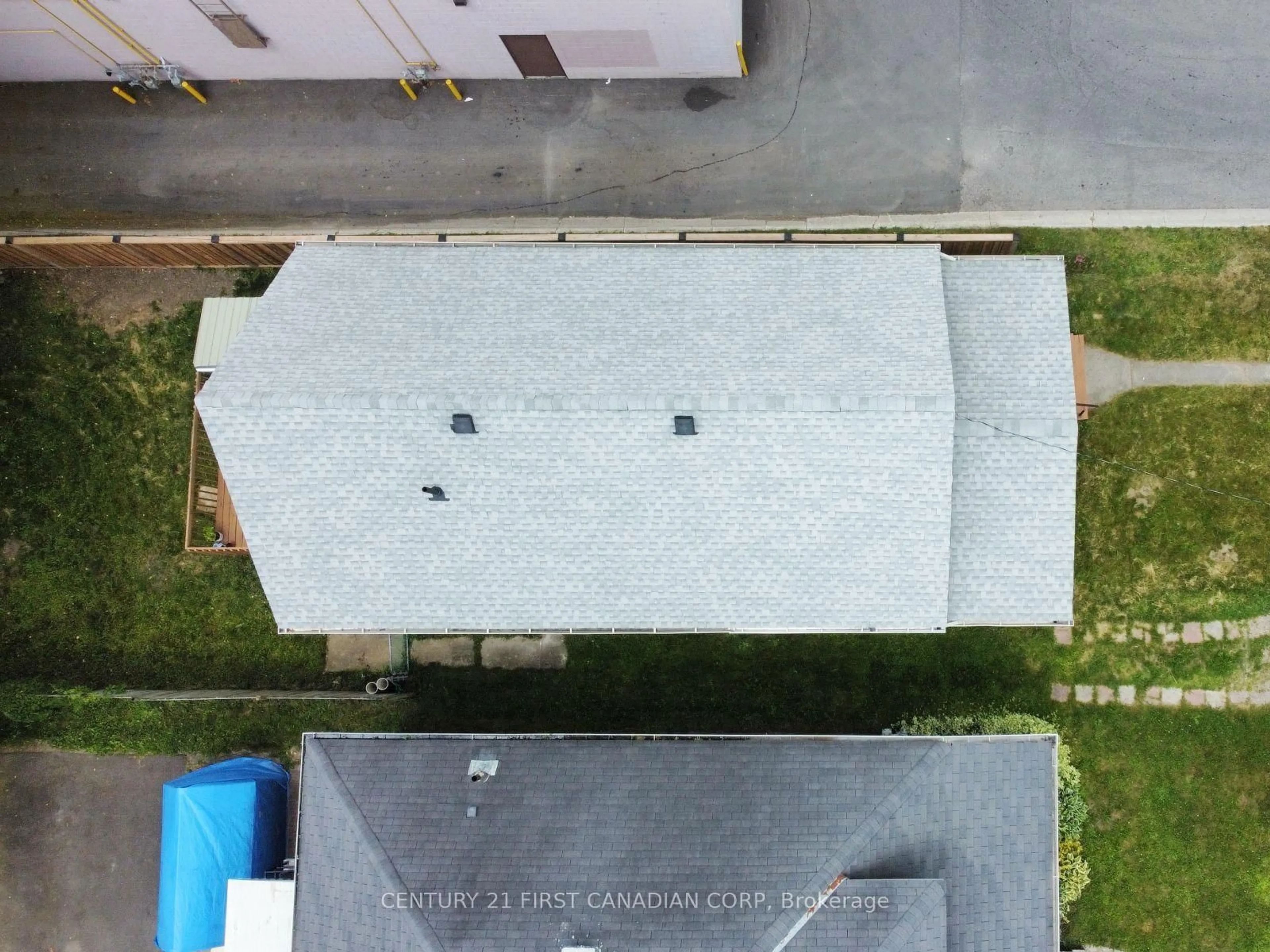 A pic from outside/outdoor area/front of a property/back of a property/a pic from drone, city buildings view from balcony for 827 Quebec St, London East Ontario N5Y 1X3