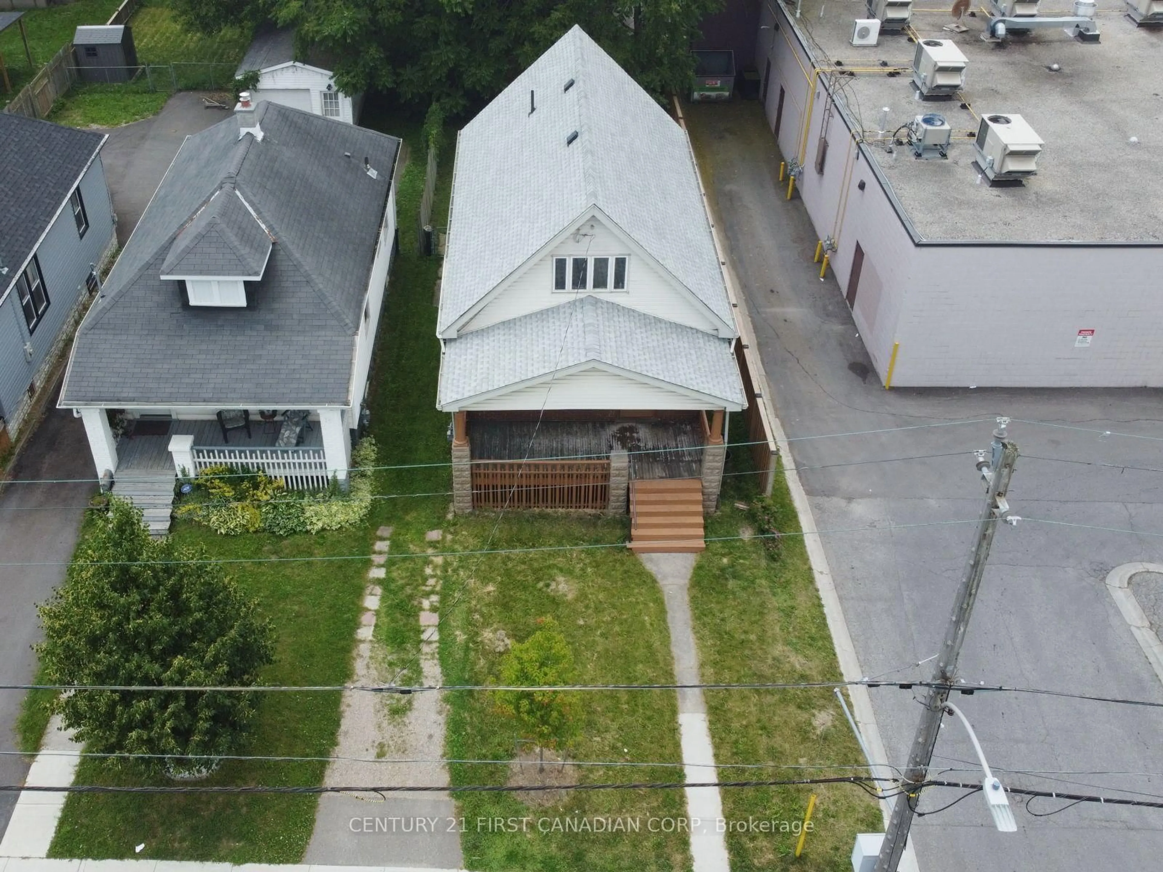 A pic from outside/outdoor area/front of a property/back of a property/a pic from drone, unknown for 827 Quebec St, London East Ontario N5Y 1X3
