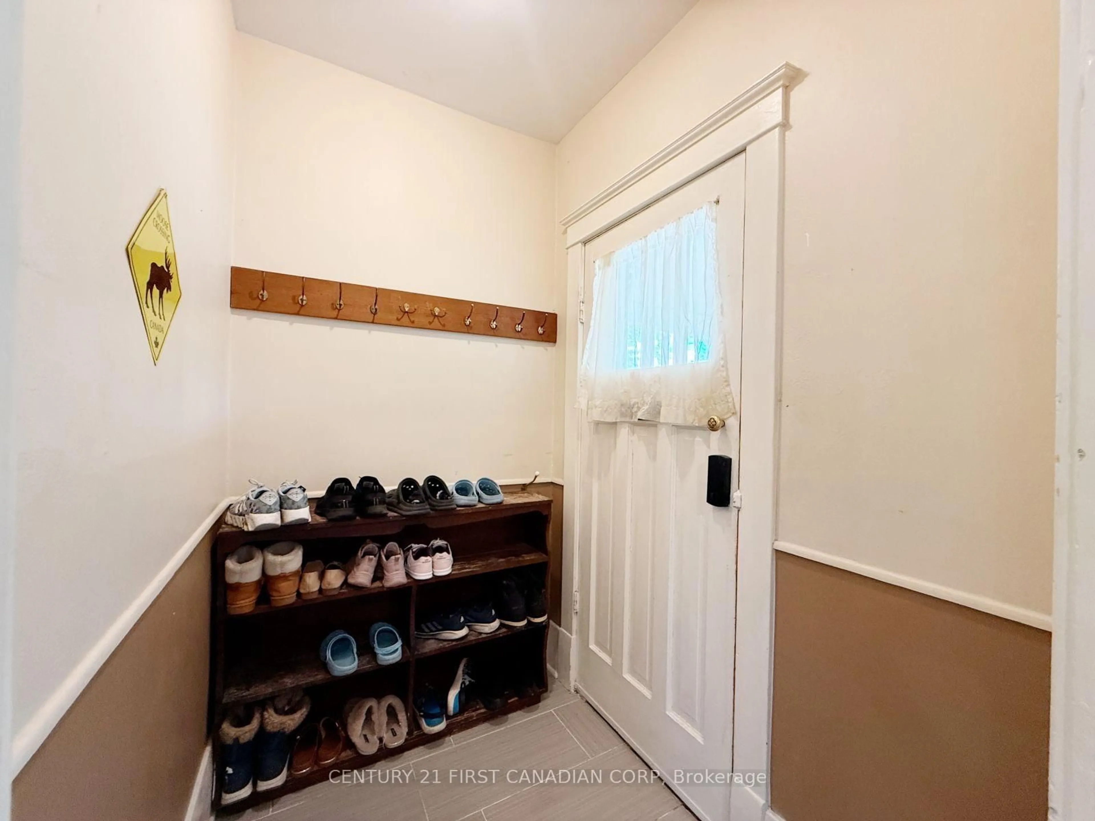 Indoor entryway for 827 Quebec St, London East Ontario N5Y 1X3