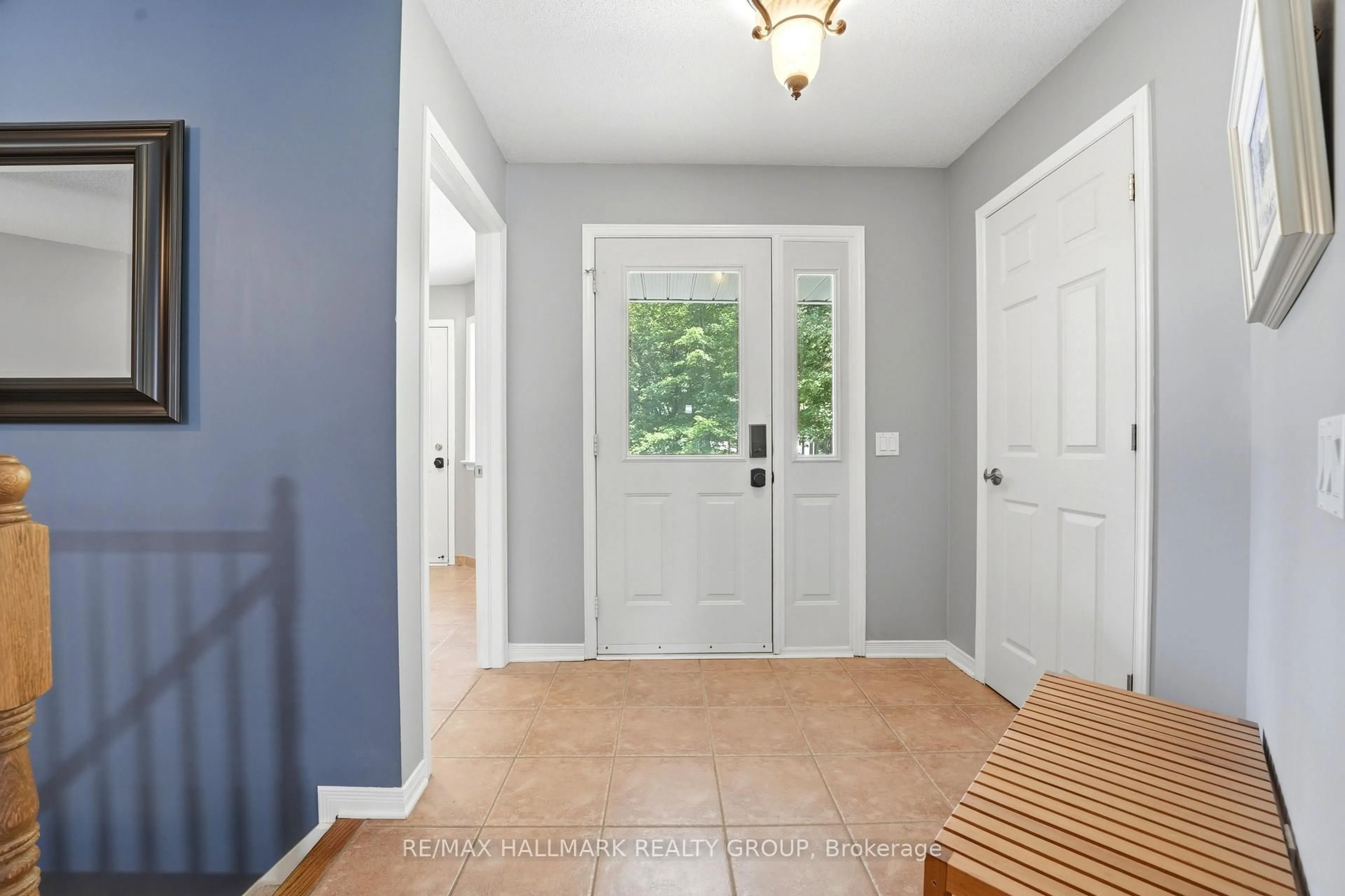 Indoor entryway for 18 Josteen Dr, North Grenville Ontario K0G 1J0