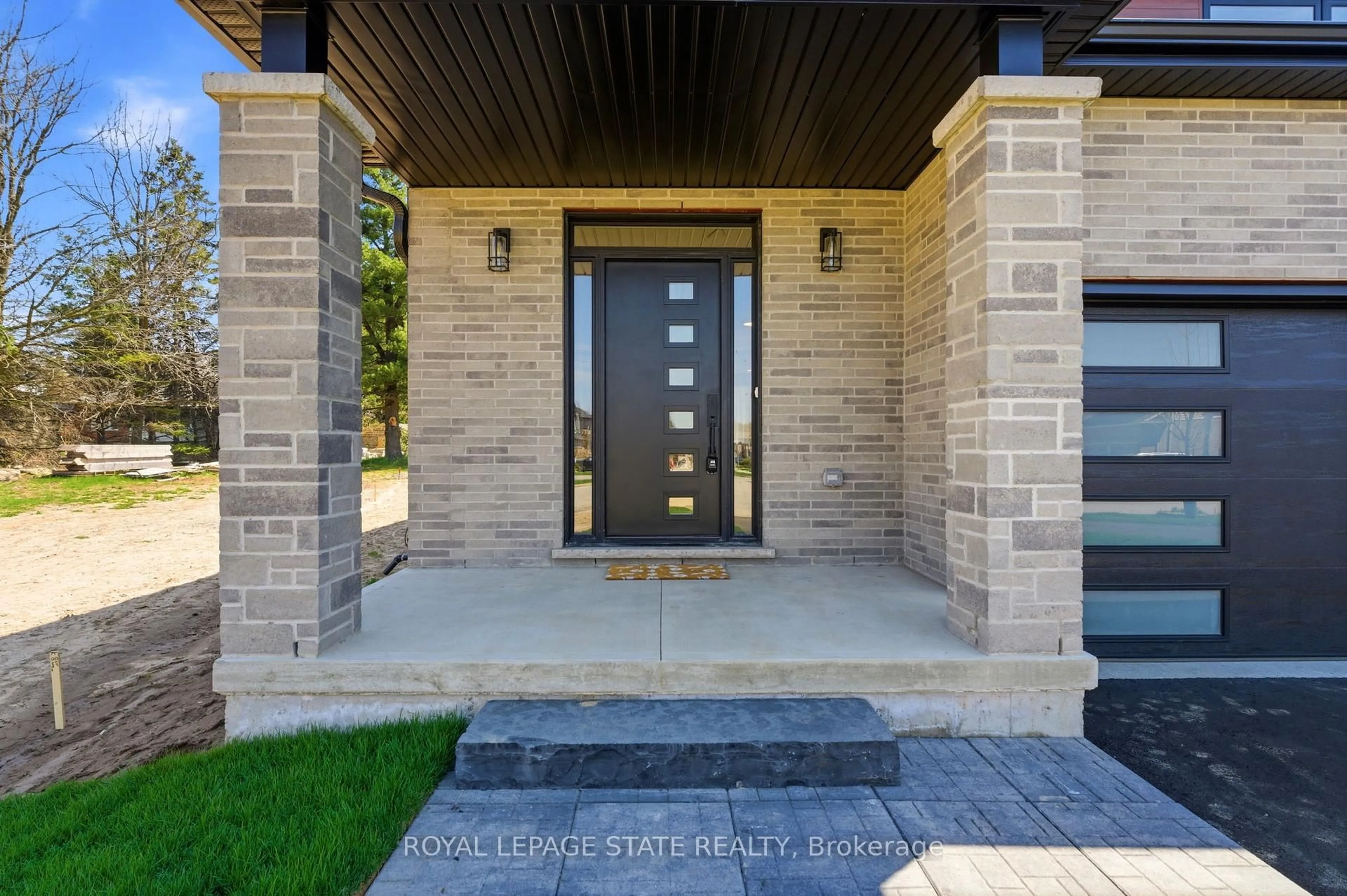Indoor entryway for 23 Woodvalley Crt, Hamilton Ontario L9B 2S7