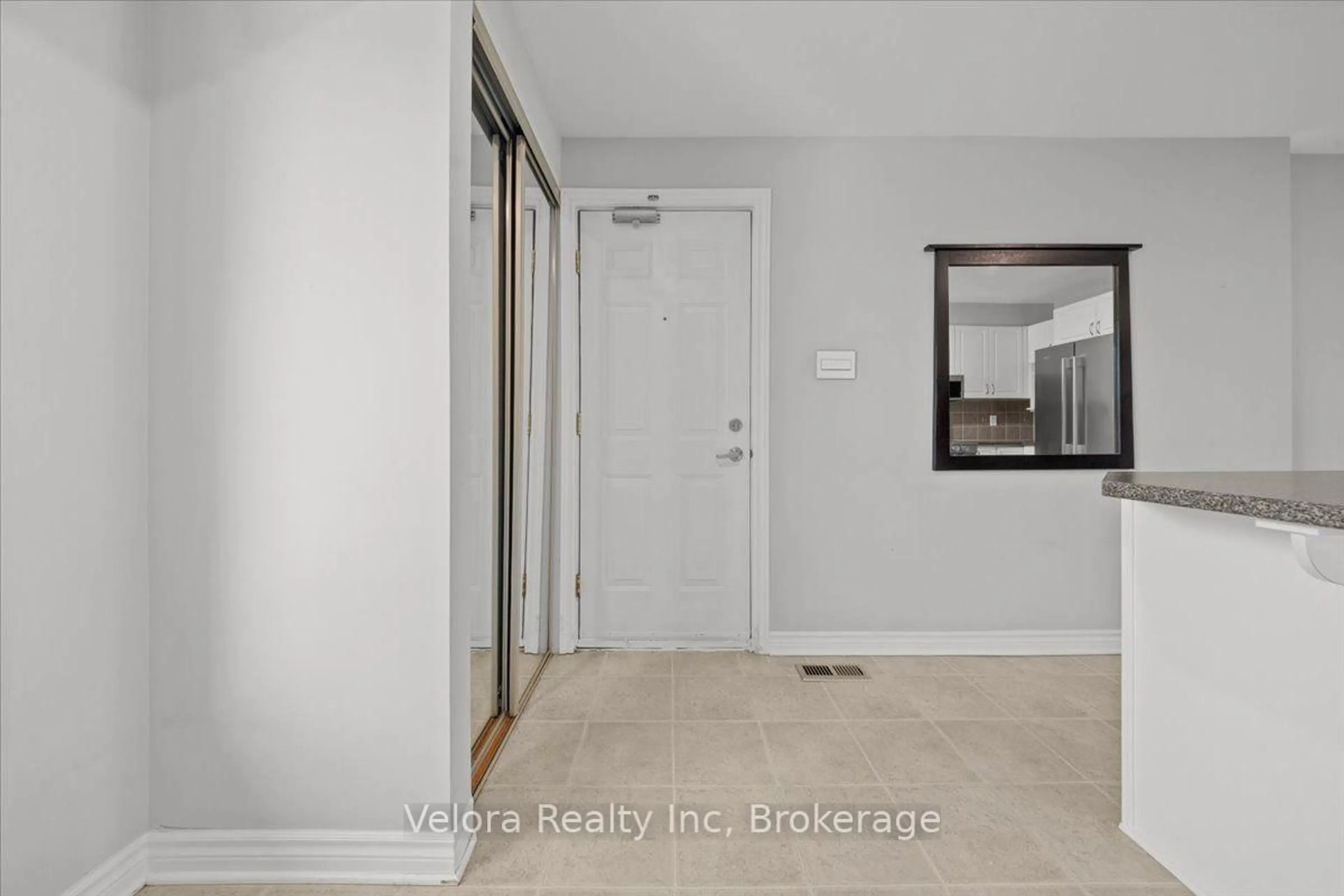 Indoor entryway for 639 Lakeridge Dr, Ottawa Ontario K4A 0H4