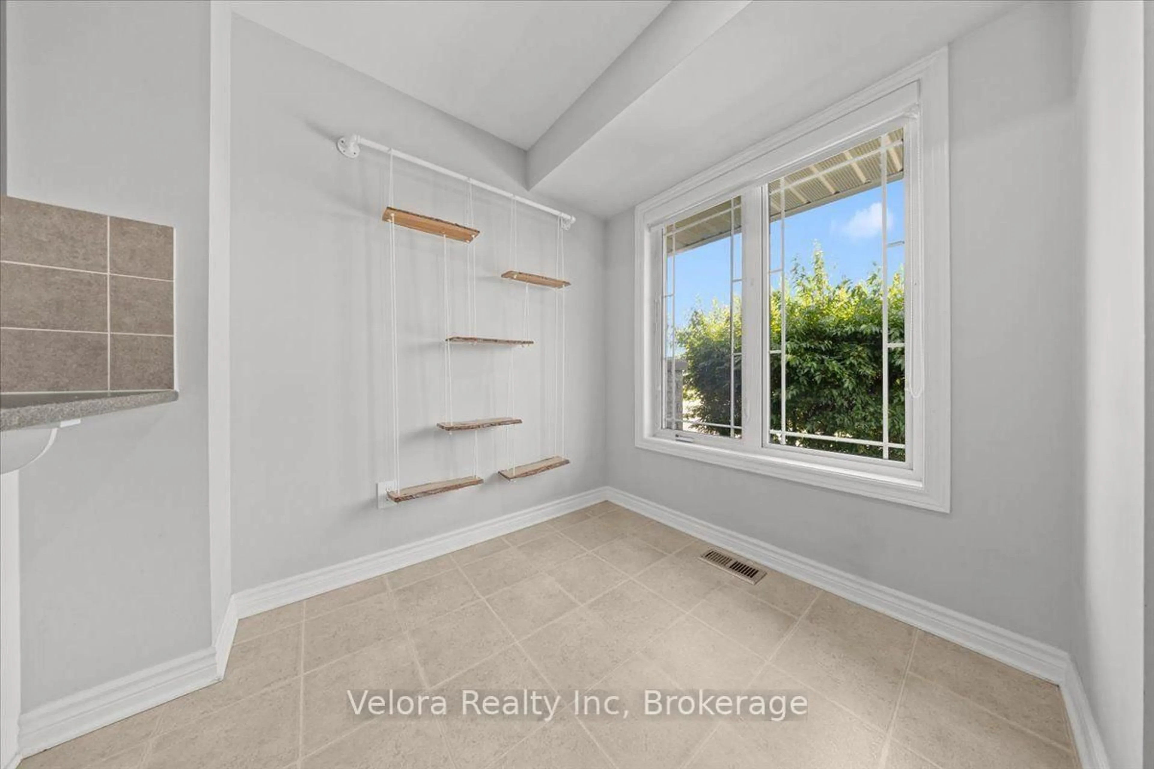 A pic of a room for 639 Lakeridge Dr, Ottawa Ontario K4A 0H4