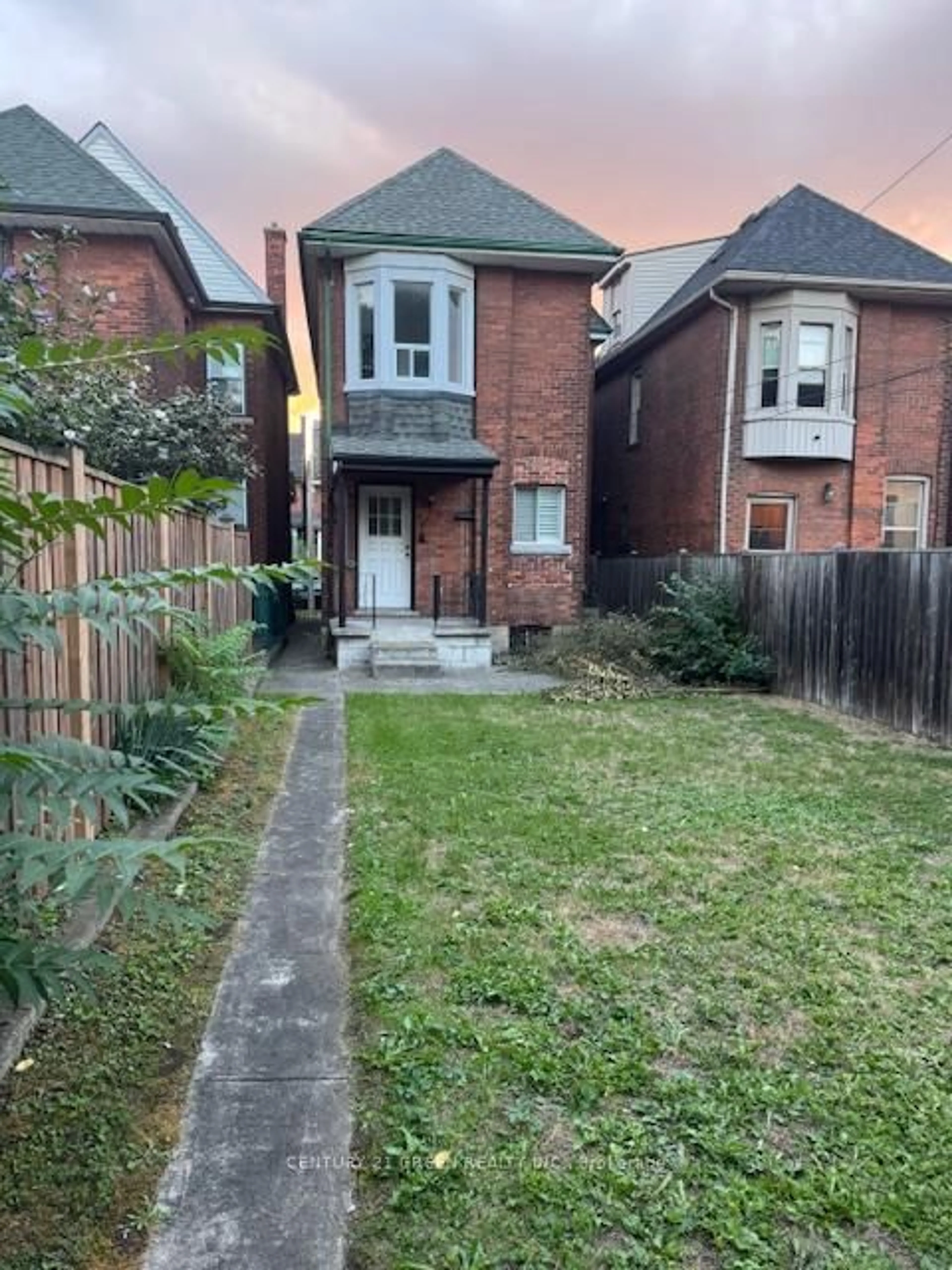A pic from outside/outdoor area/front of a property/back of a property/a pic from drone, street for 37 Gladstone Ave, Hamilton Ontario L8M 2H7