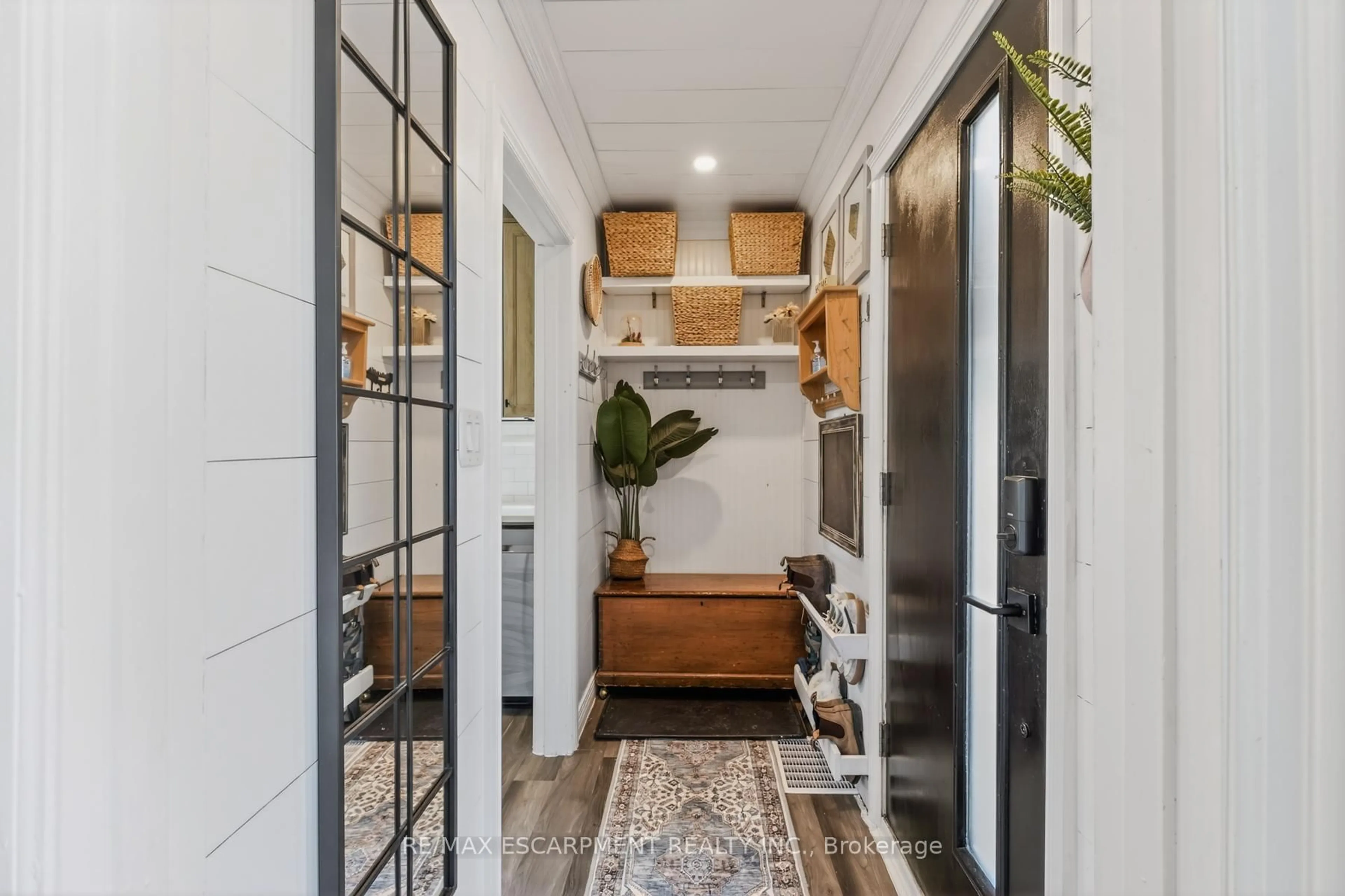 Indoor entryway for 43 Woodbridge Rd, Hamilton Ontario L8K 3C8