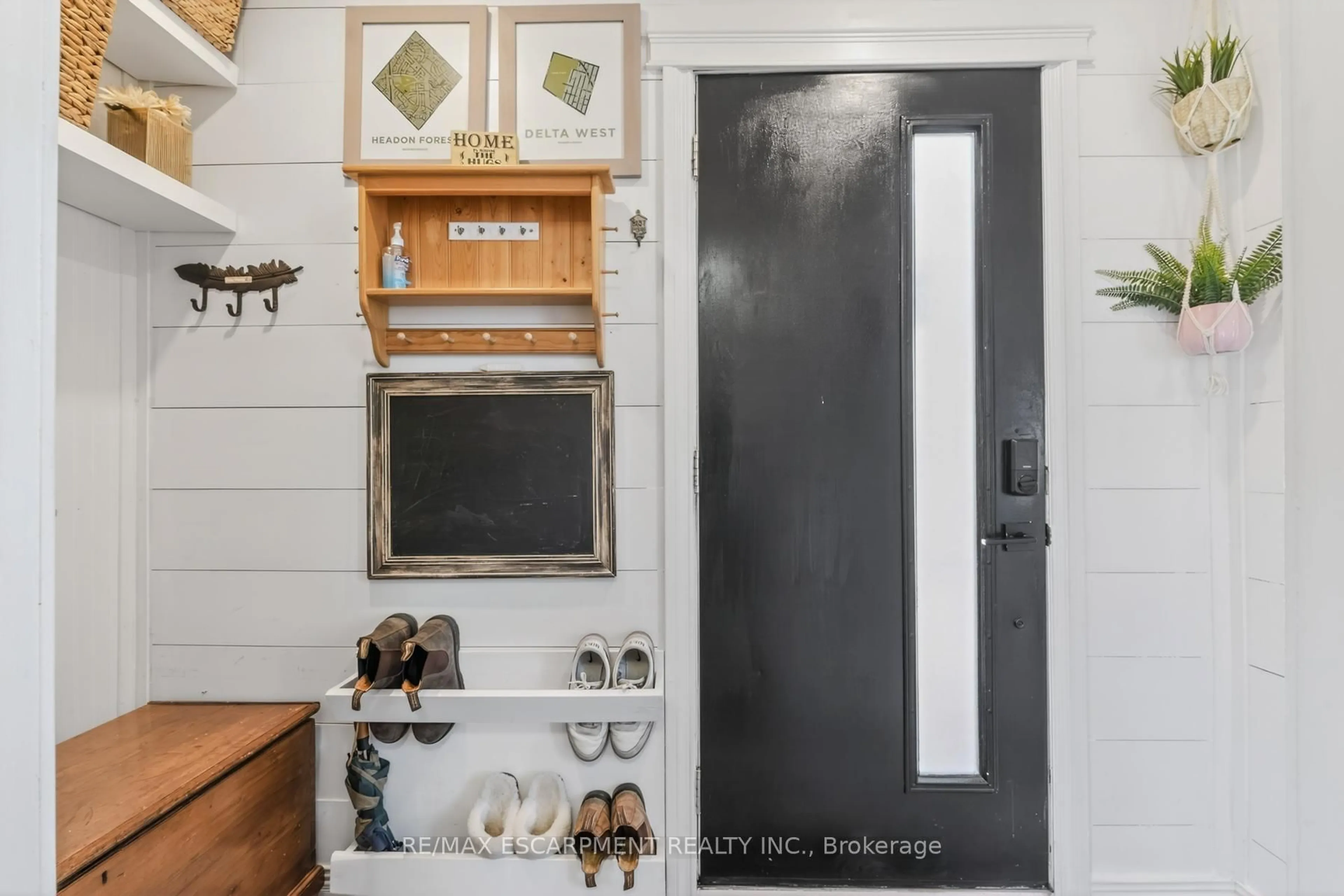 Indoor entryway for 43 Woodbridge Rd, Hamilton Ontario L8K 3C8