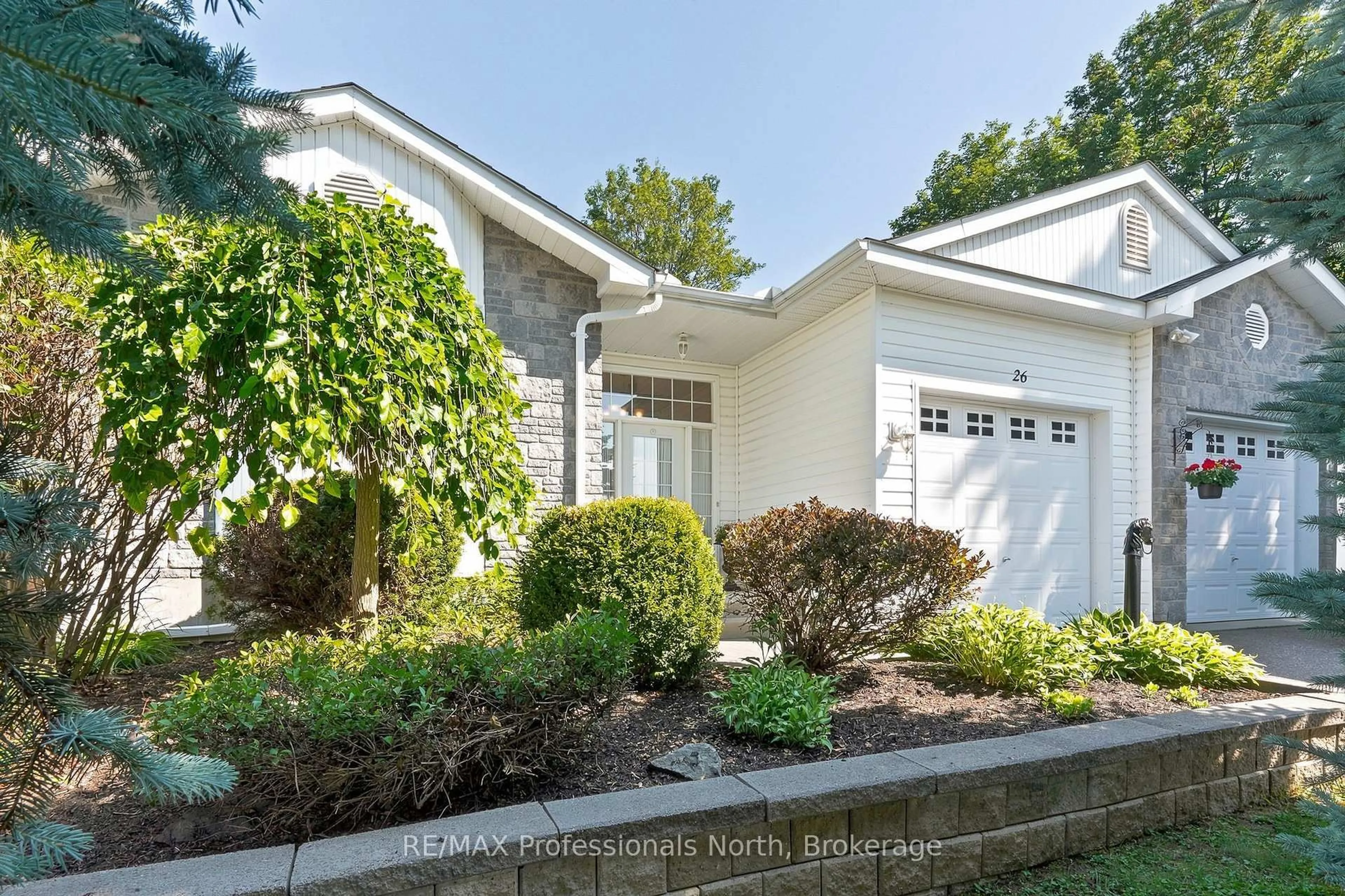 Home with vinyl exterior material, street for 26 Heritage Cres, Huntsville Ontario P1H 1S9