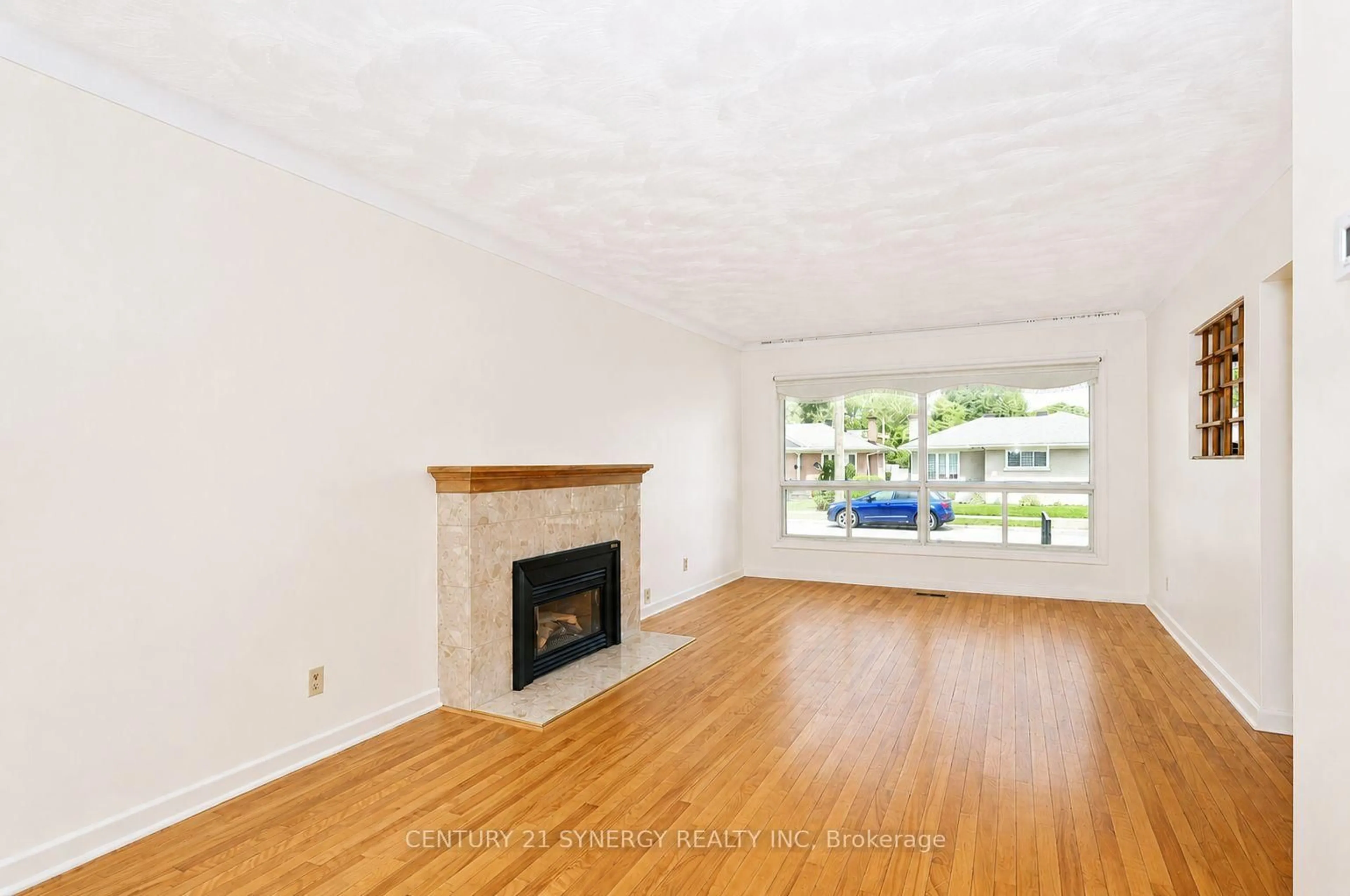 Living room with furniture, wood/laminate floor for 2148 Iris St, Ottawa Ontario K2C 1B3