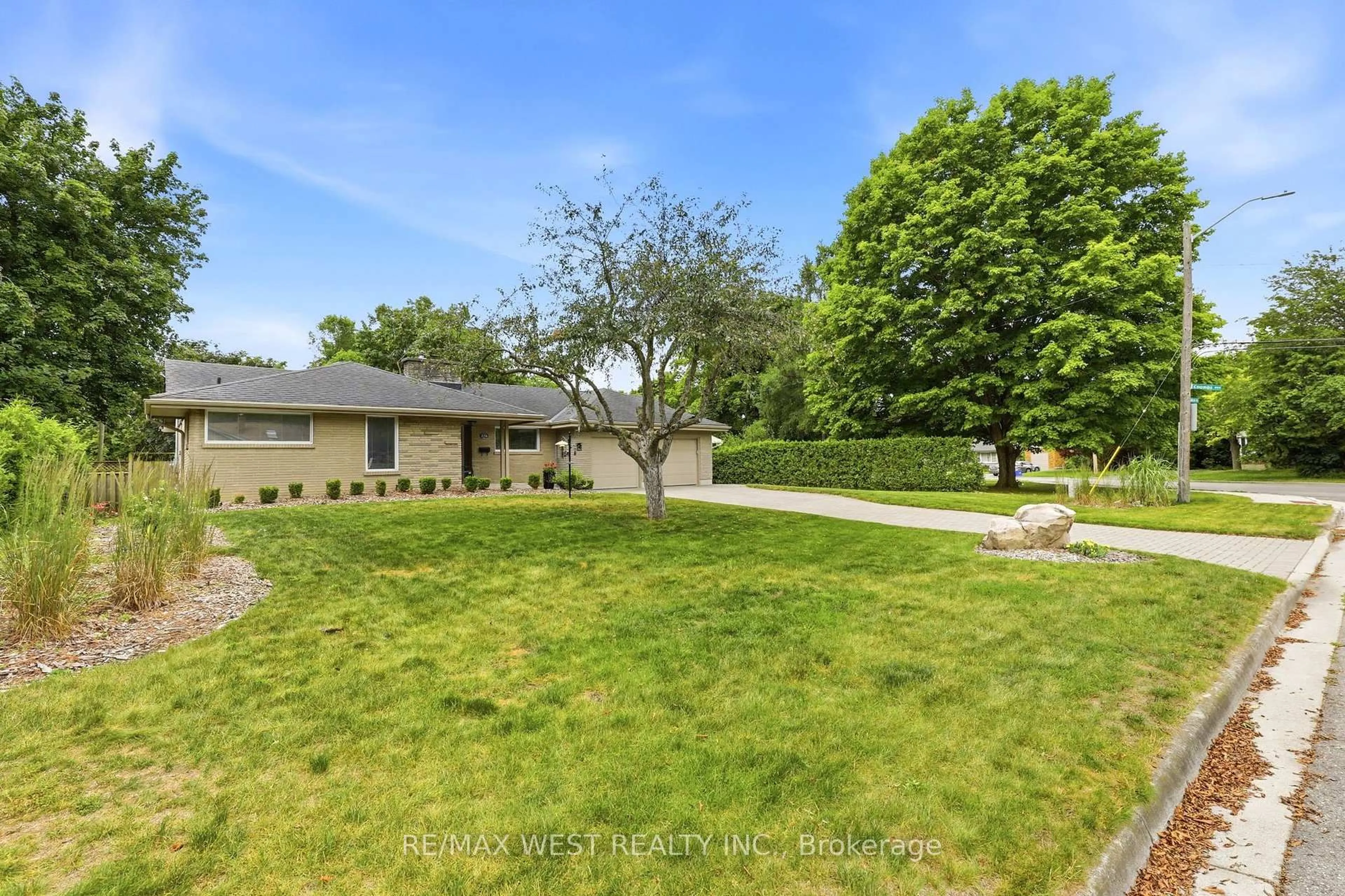 A pic from outside/outdoor area/front of a property/back of a property/a pic from drone, street for 274 Tamblyn Dr, London North Ontario N6G 1B8