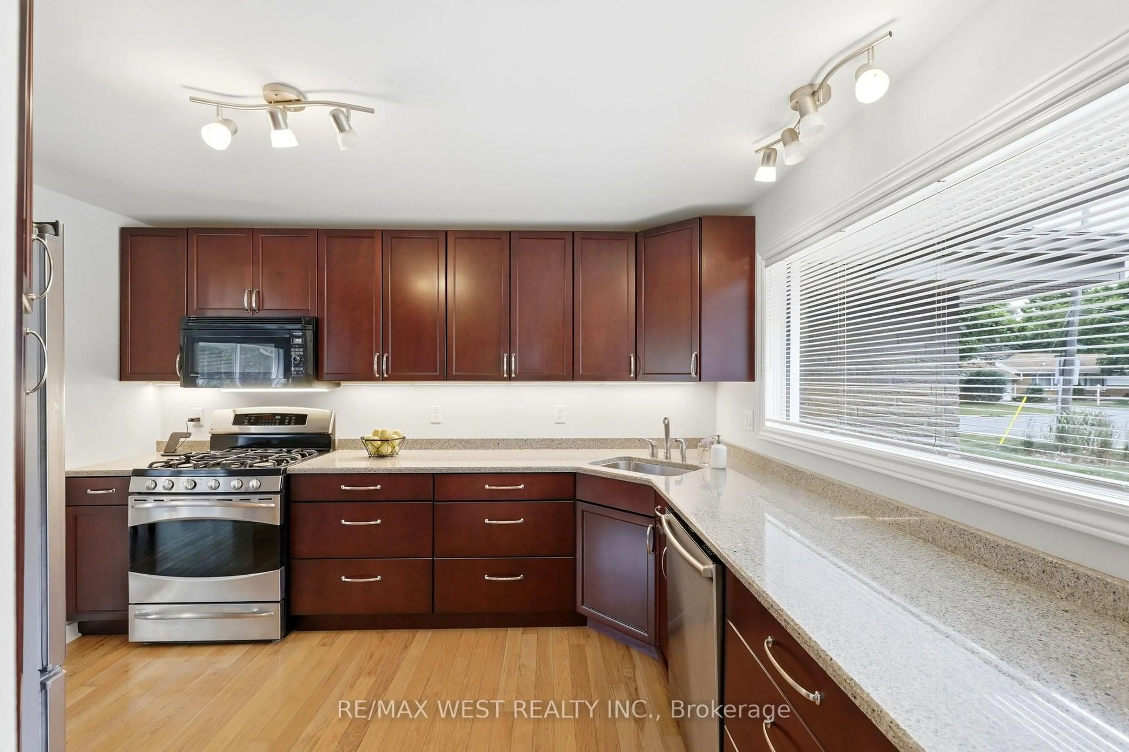 Standard kitchen, unknown for 274 Tamblyn Dr, London North Ontario N6G 1B8
