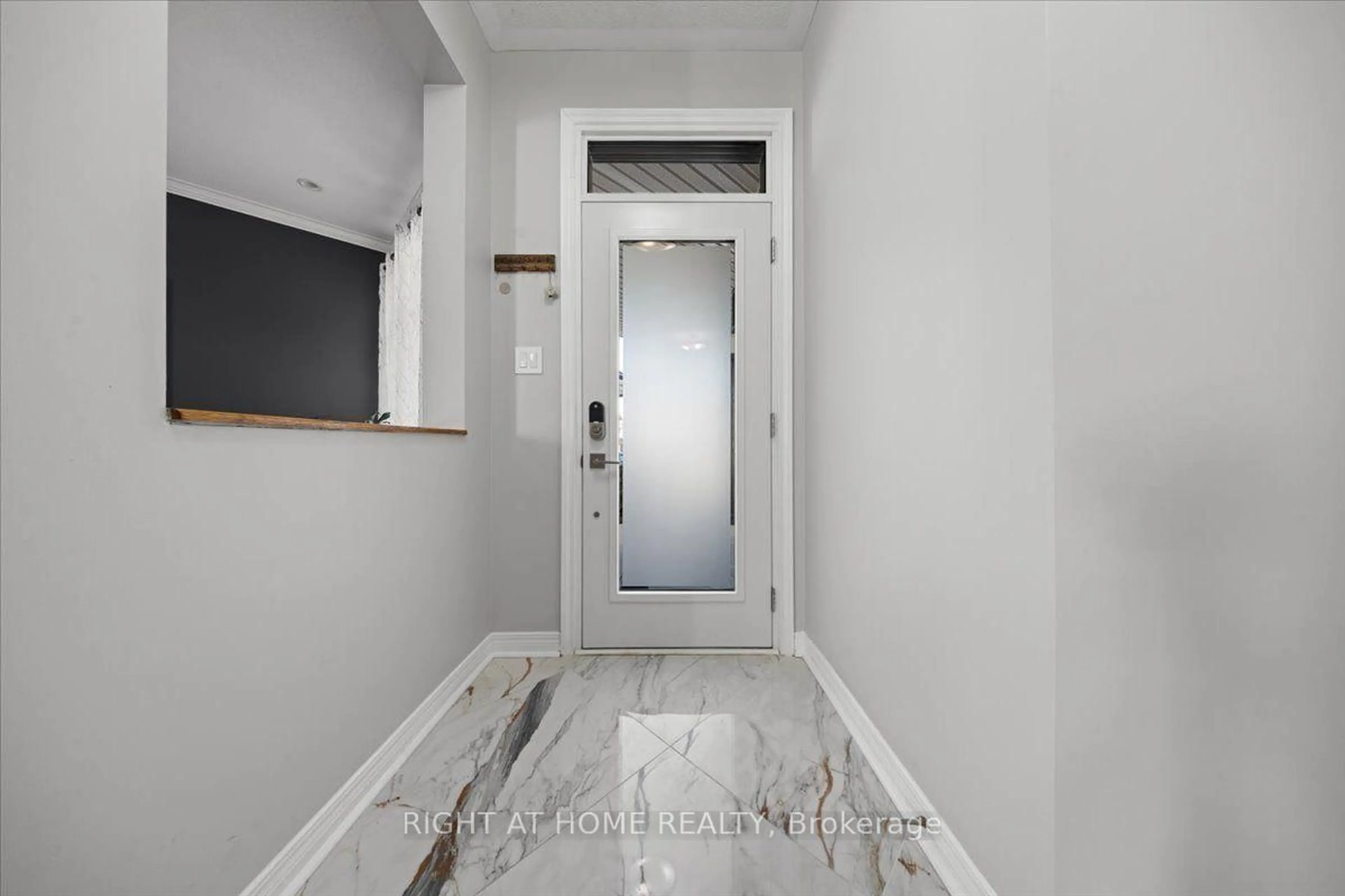Indoor entryway for 850 Feather Moss Way, Ottawa Ontario K1V 1X2