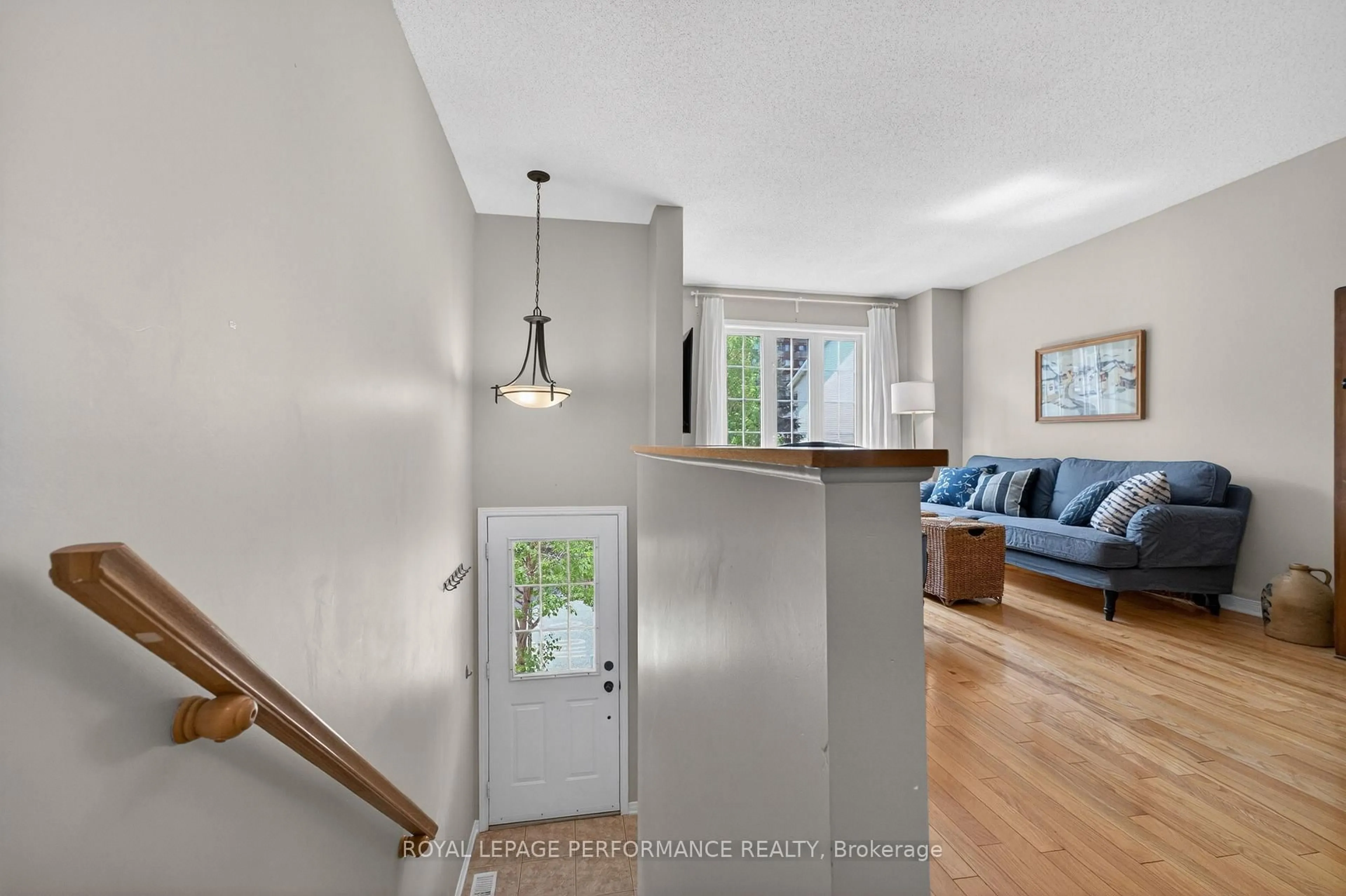 Indoor entryway for 147 Fordham Private, Ottawa Ontario K2C 4G5