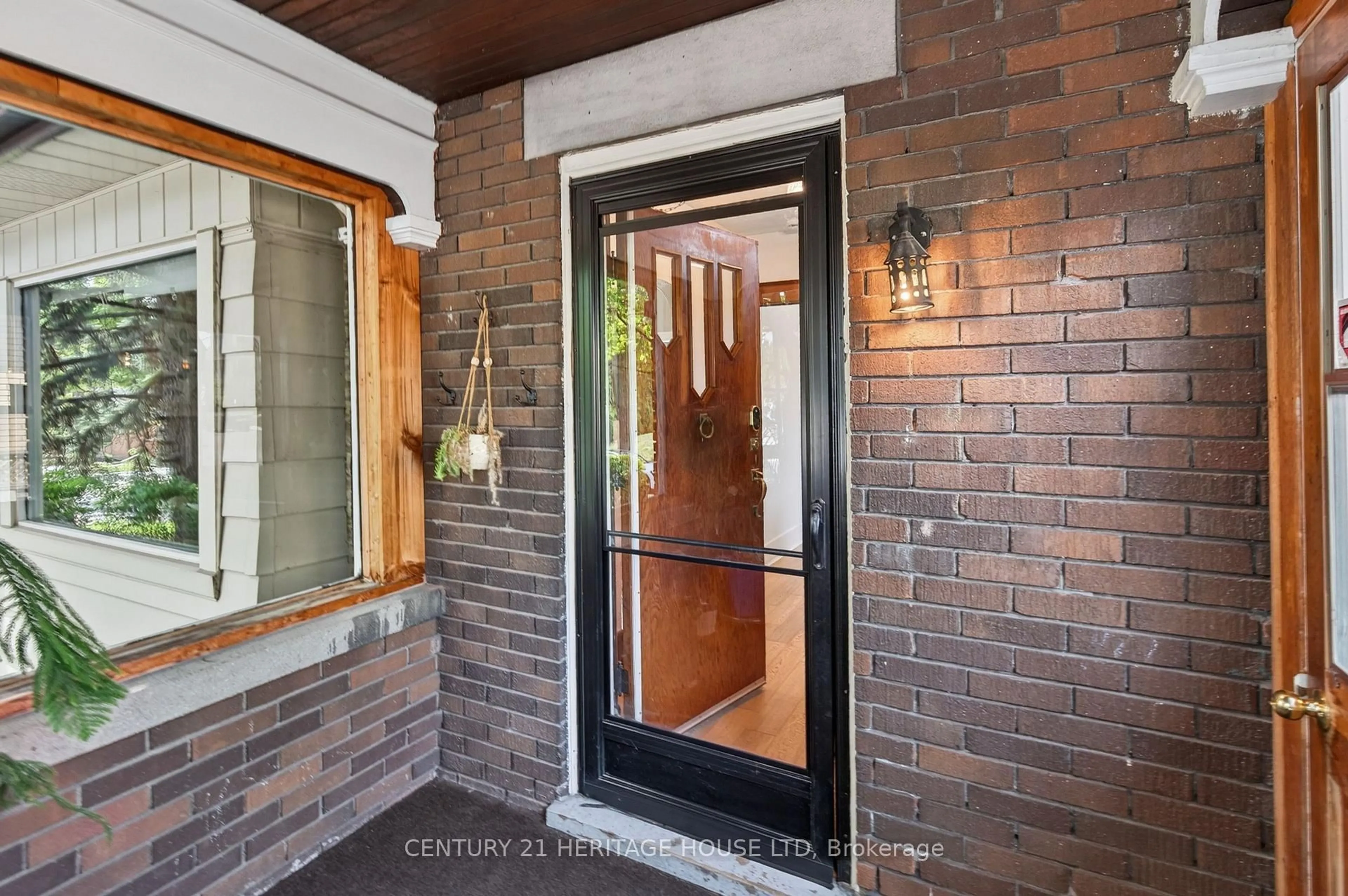Indoor entryway for 98 Roger St, Waterloo Ontario N2J 1A5