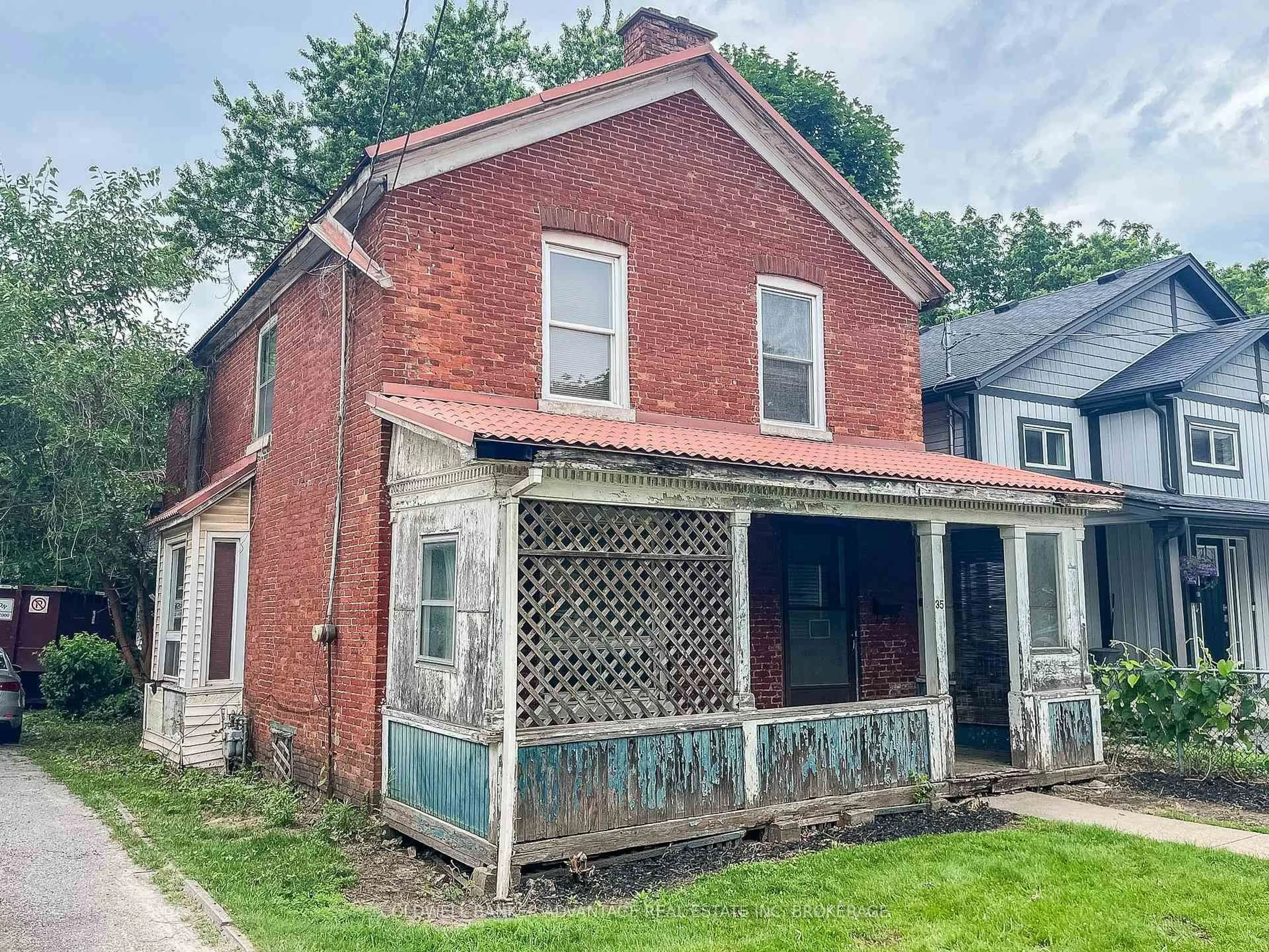 Home with brick exterior material, building for 35 Lake St, St. Catharines Ontario L2R 5W9
