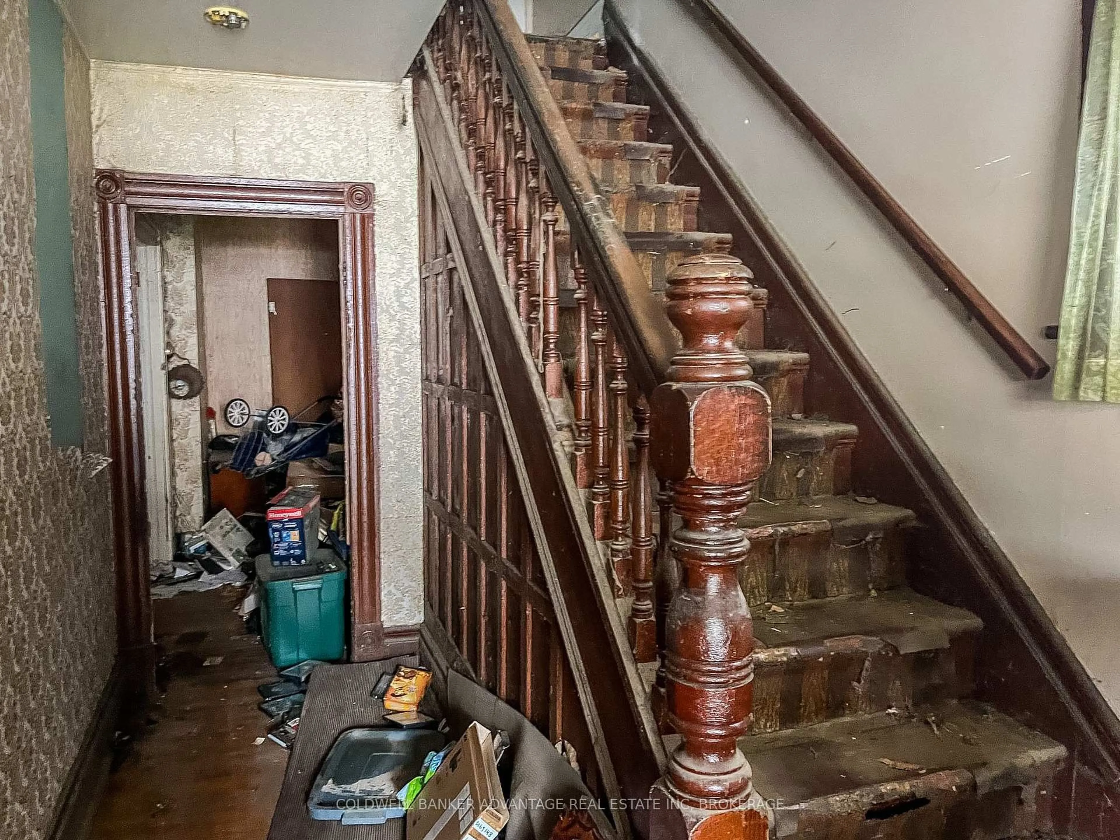 Stairs for 35 Lake St, St. Catharines Ontario L2R 5W9