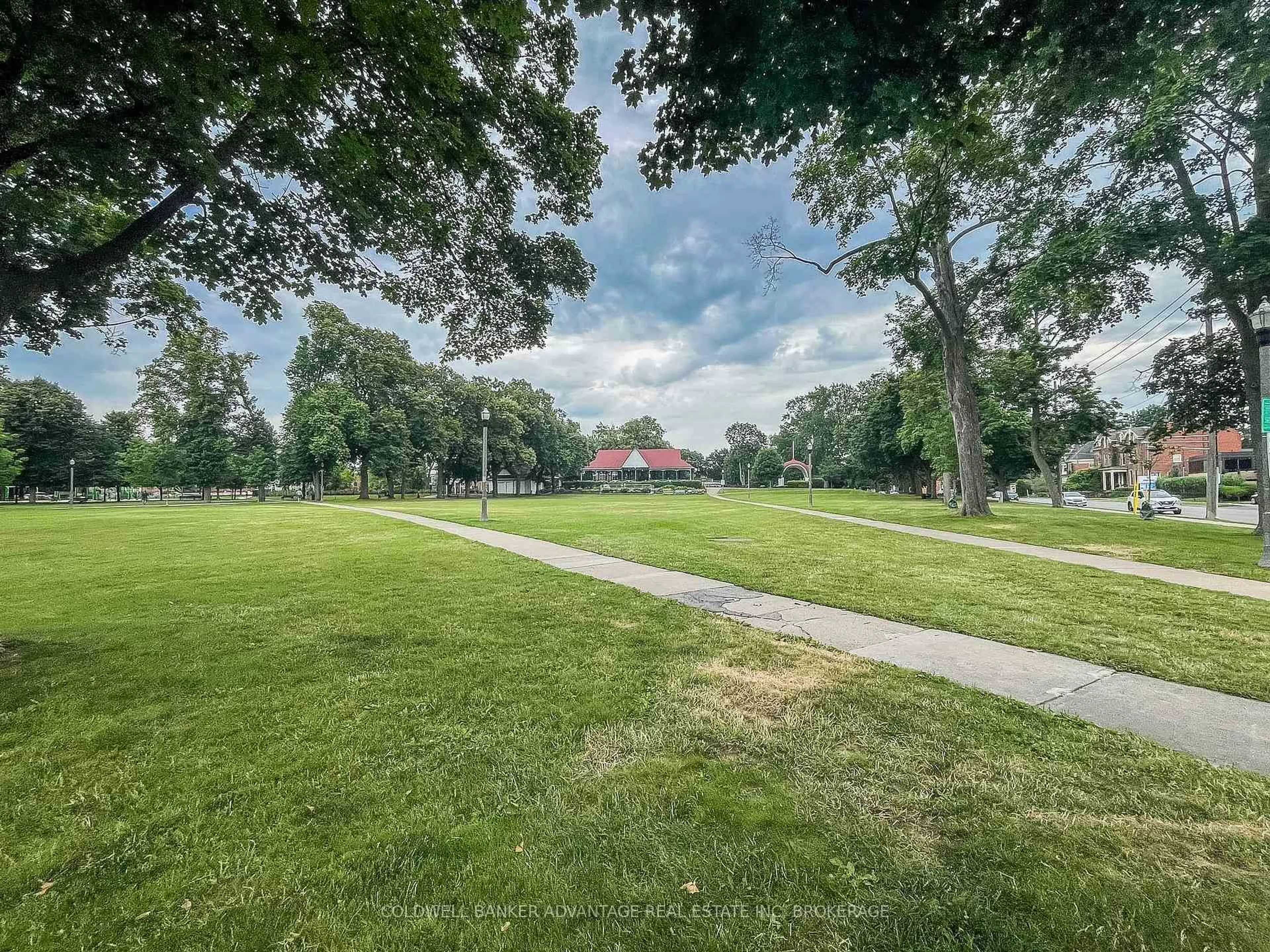 A pic from outside/outdoor area/front of a property/back of a property/a pic from drone, street for 35 Lake St, St. Catharines Ontario L2R 5W9