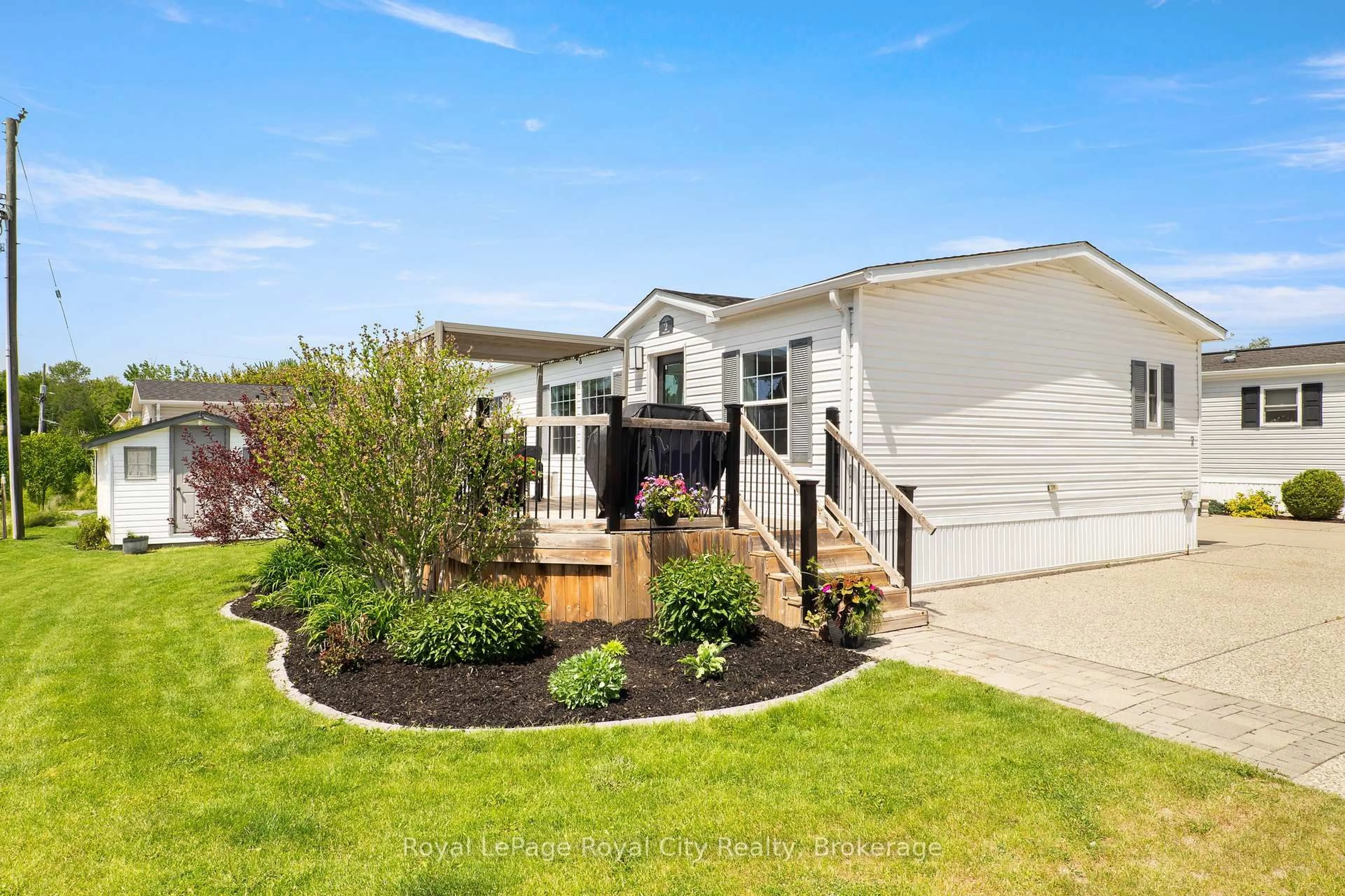 Home with vinyl exterior material, street for 2 PAVILION Rd, Puslinch Ontario N0B 2C0