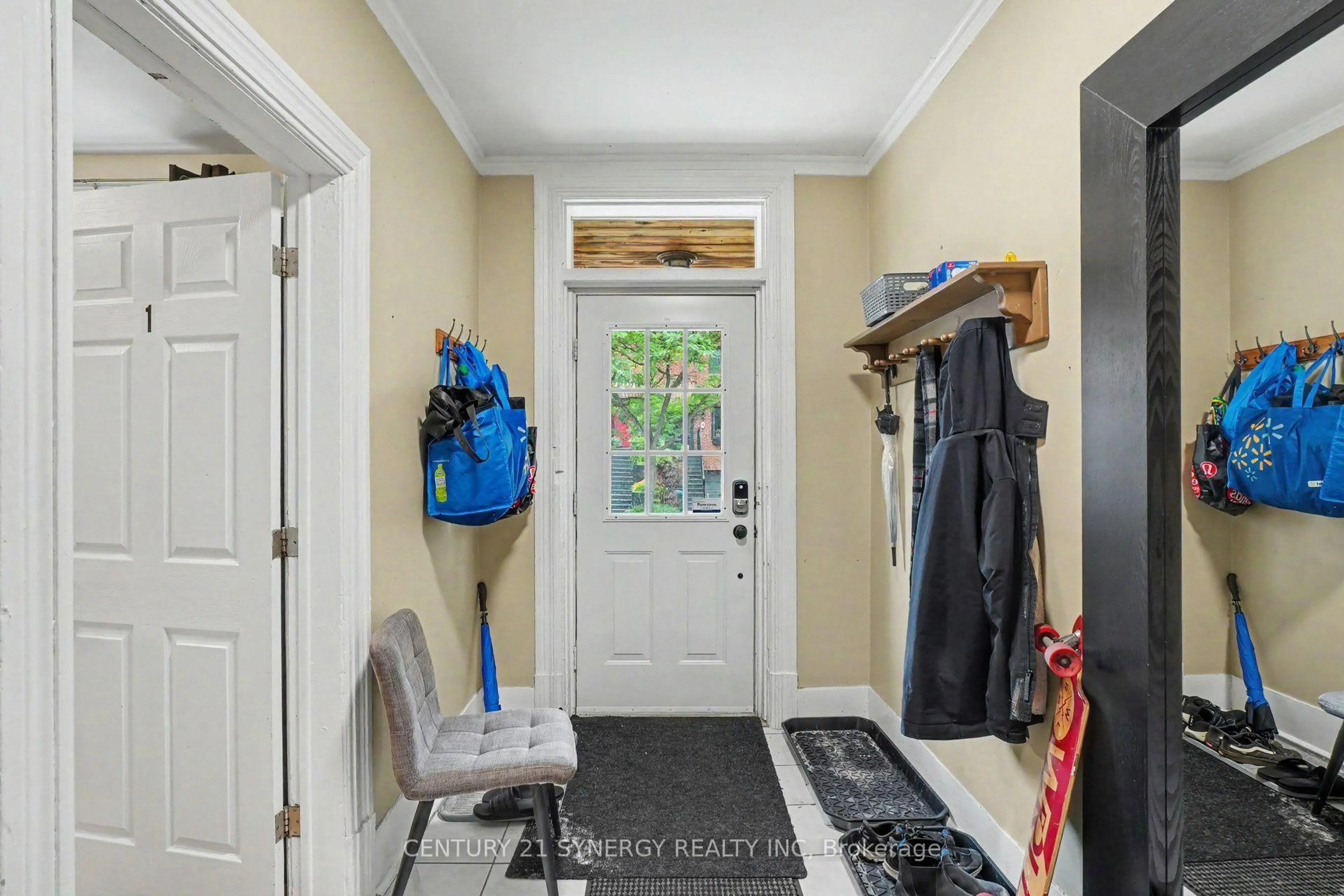 Indoor entryway for 95 Templeton St, Ottawa Ontario K1N 6X4