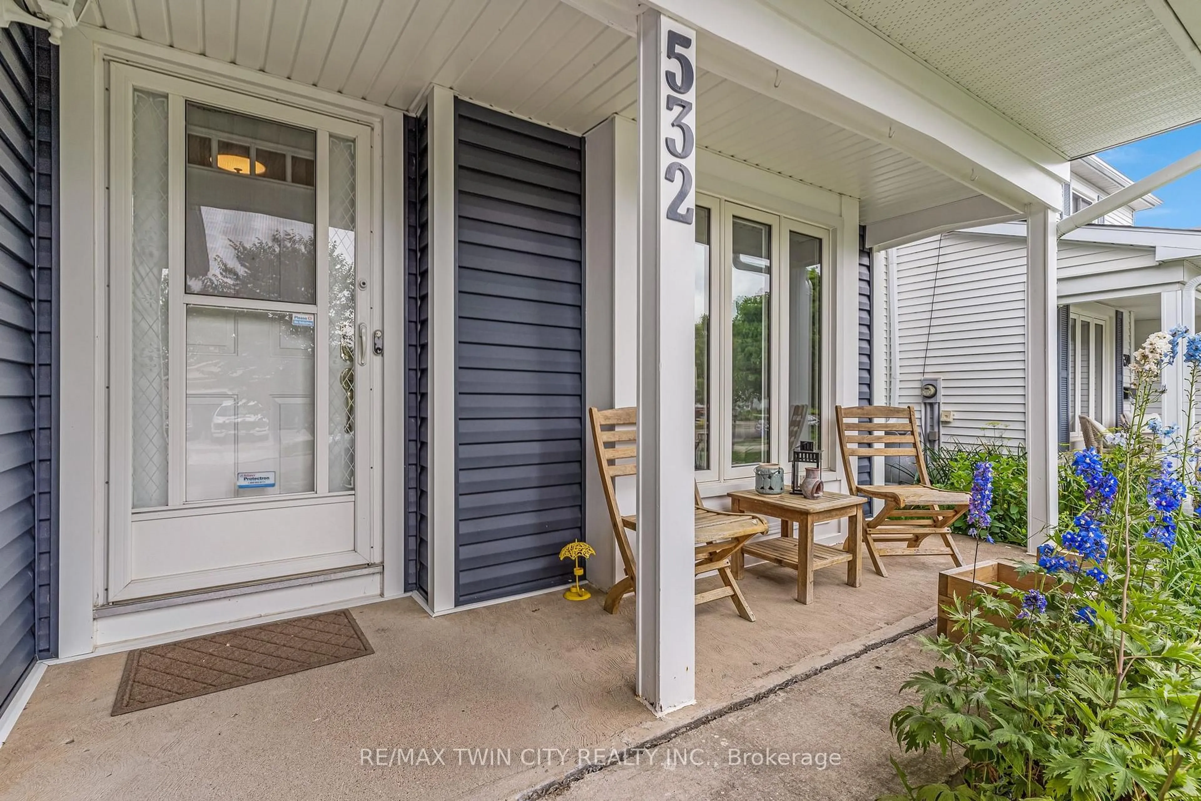 Indoor entryway for 532 Red River Dr, Kitchener Ontario N2T 2B7