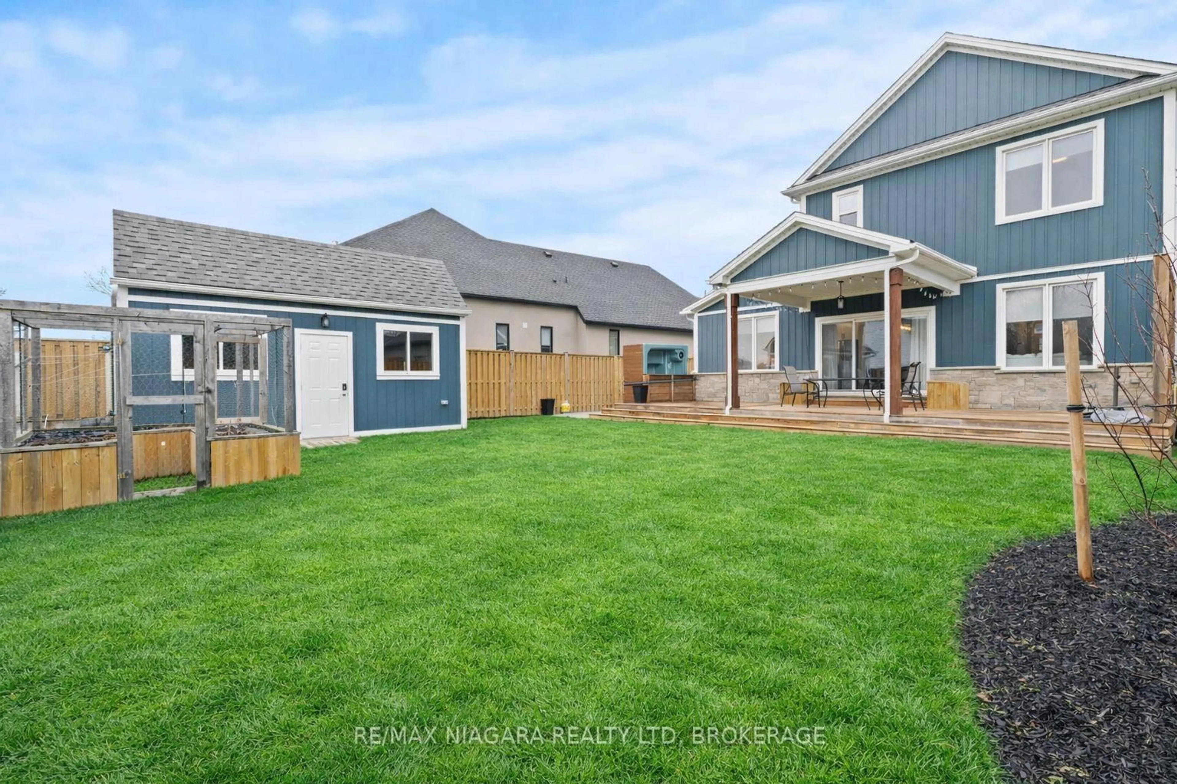 Home with vinyl exterior material, mountain view for 3549 Canfield Cres, Fort Erie Ontario L0S 1S0