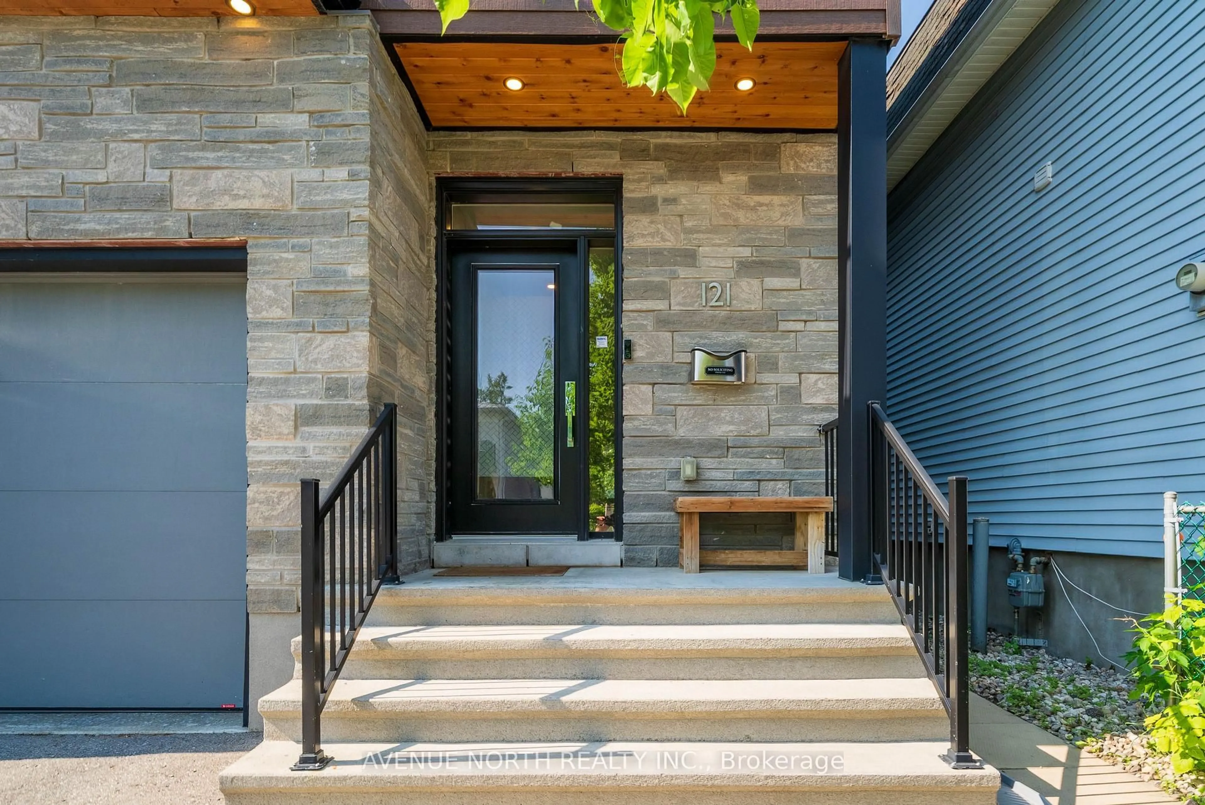 Indoor entryway for 121 King George St, Ottawa Ontario K1K 1V2