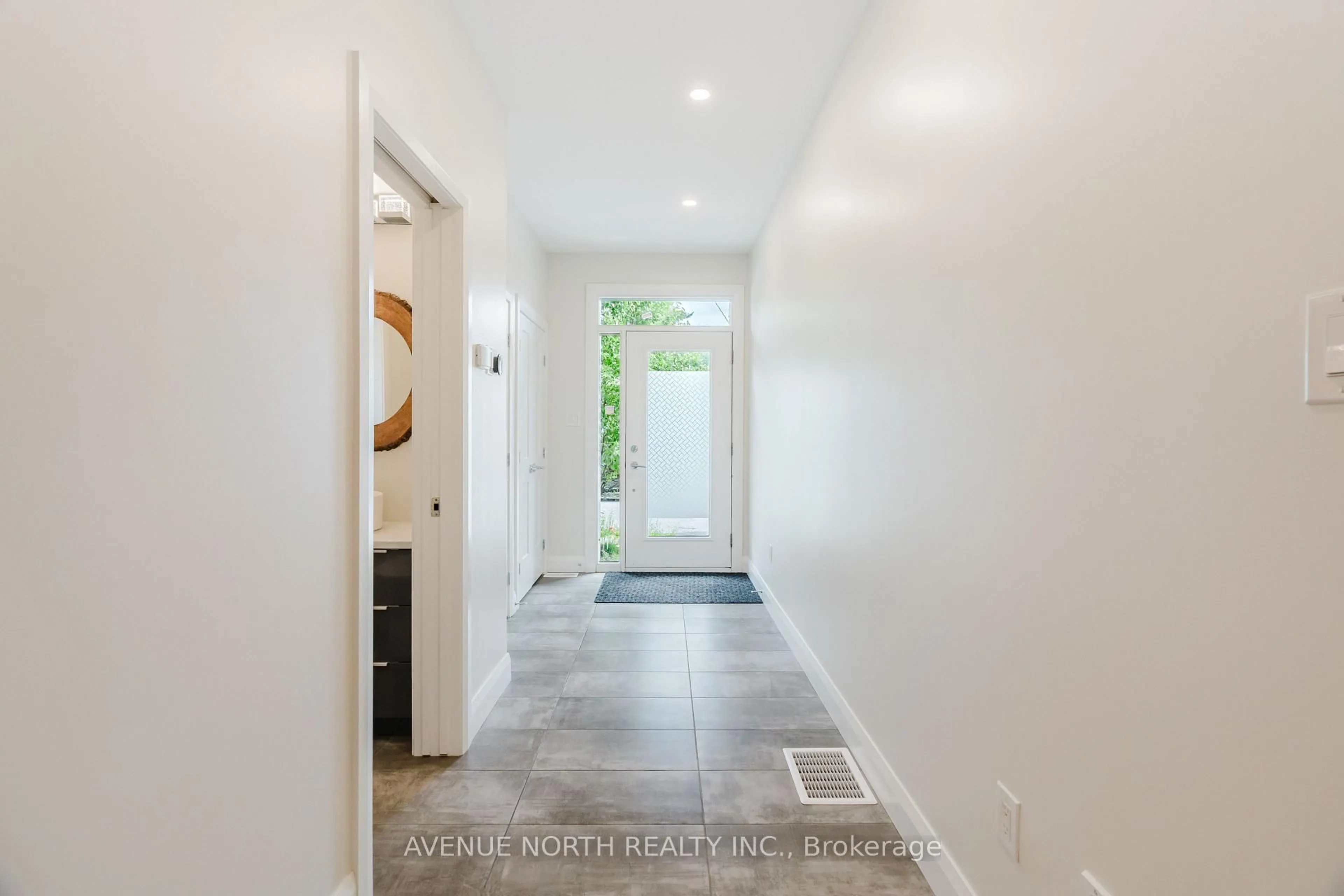 Indoor entryway for 121 King George St, Ottawa Ontario K1K 1V2