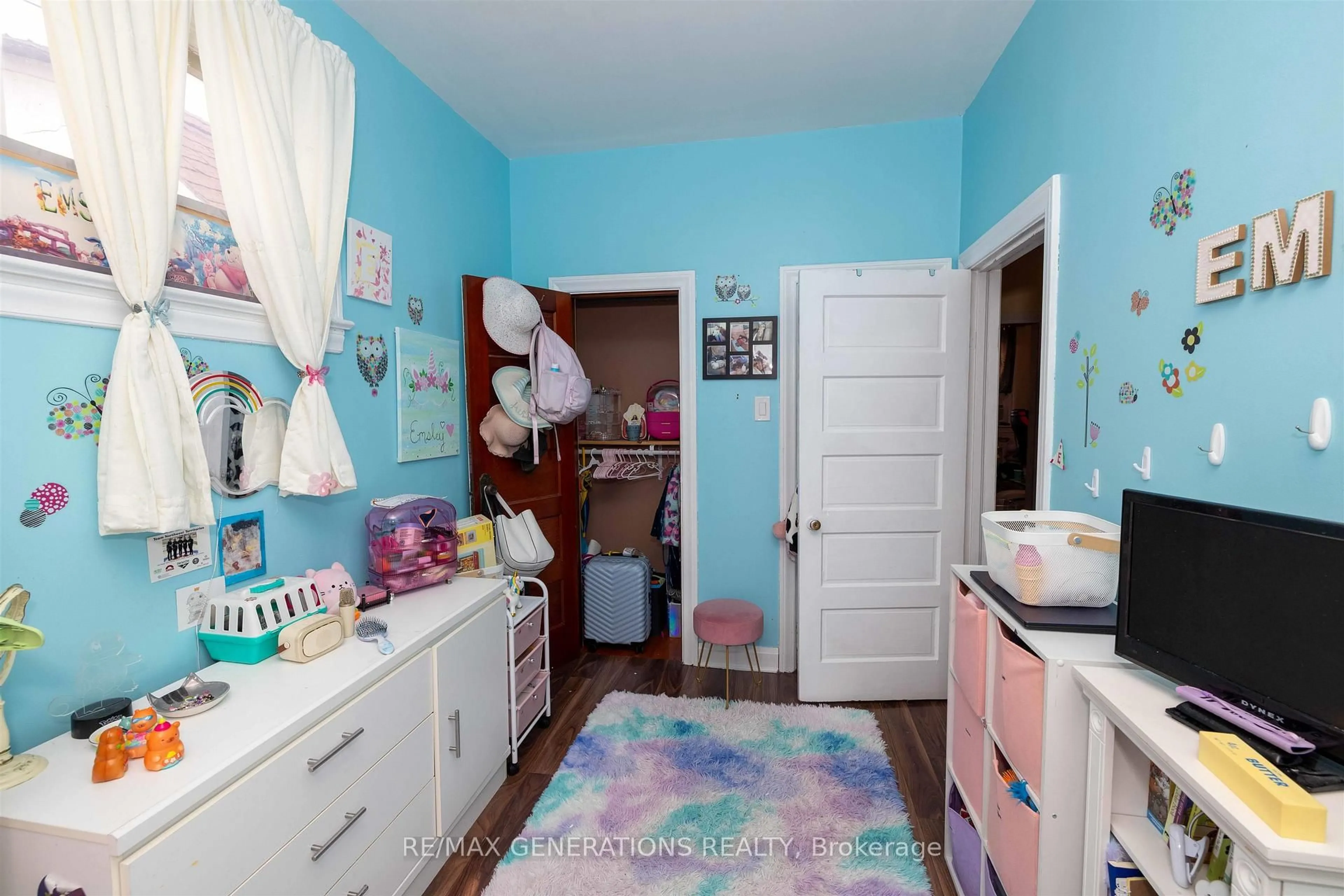 Laundry room for 825 Alberta St, Thunder Bay Ontario P7C 3E8