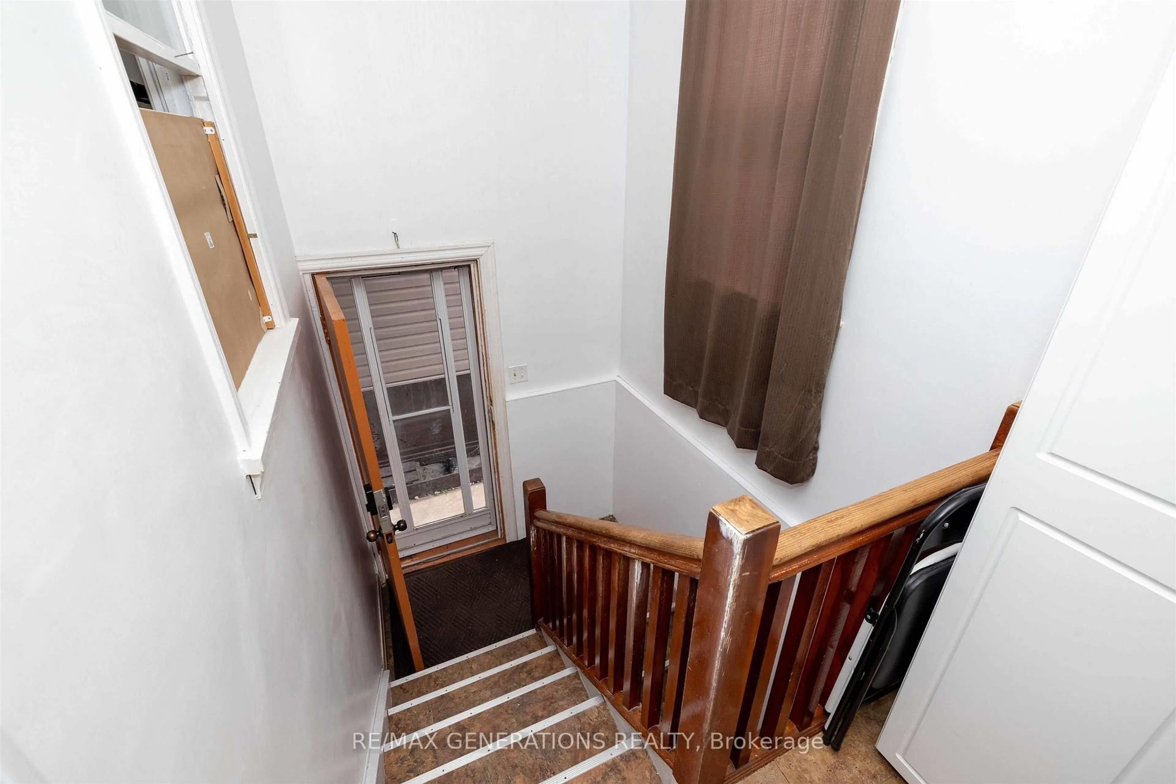 Stairs for 825 Alberta St, Thunder Bay Ontario P7C 3E8