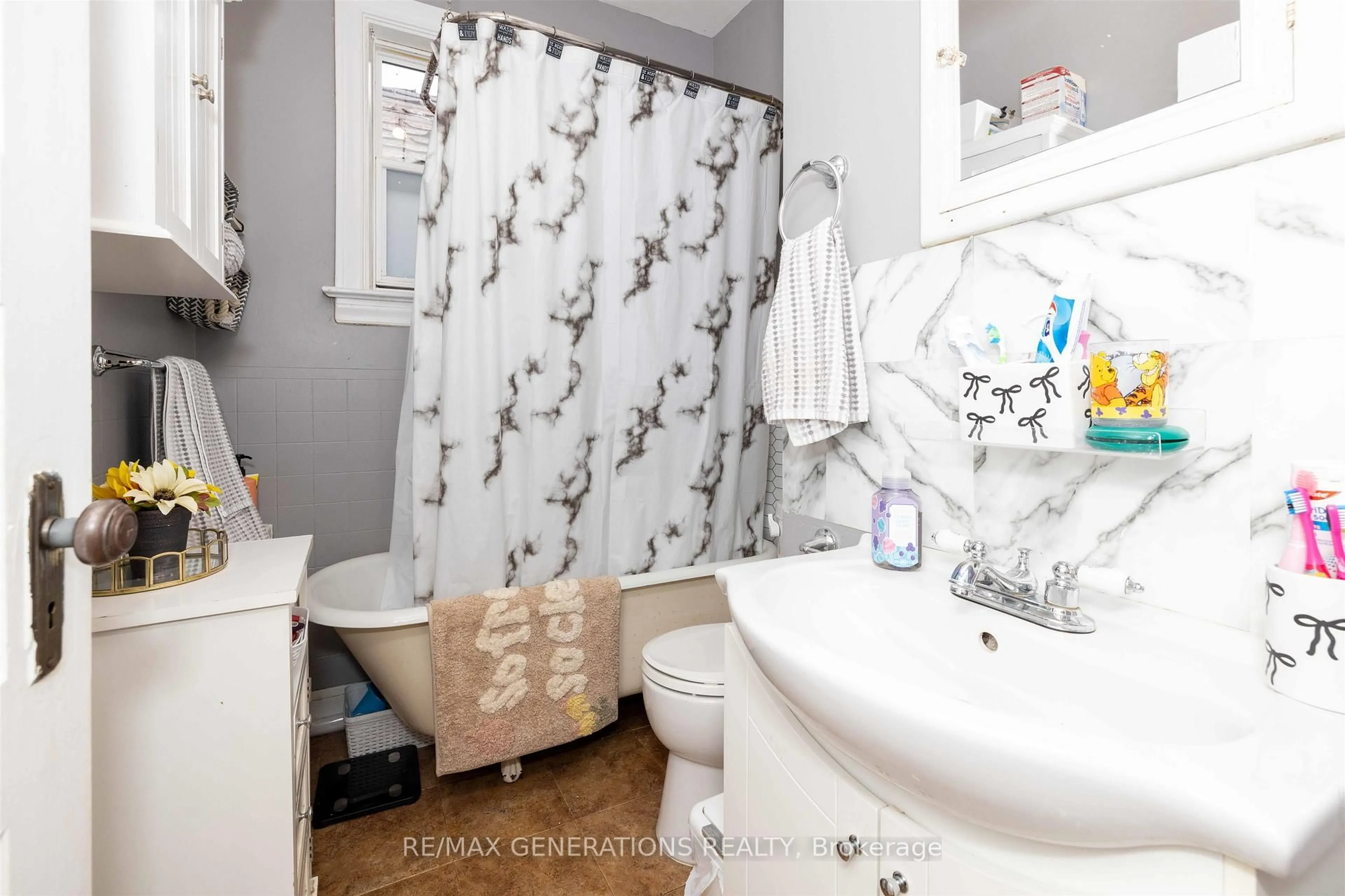 Standard bathroom, ceramic/tile floor for 825 Alberta St, Thunder Bay Ontario P7C 3E8
