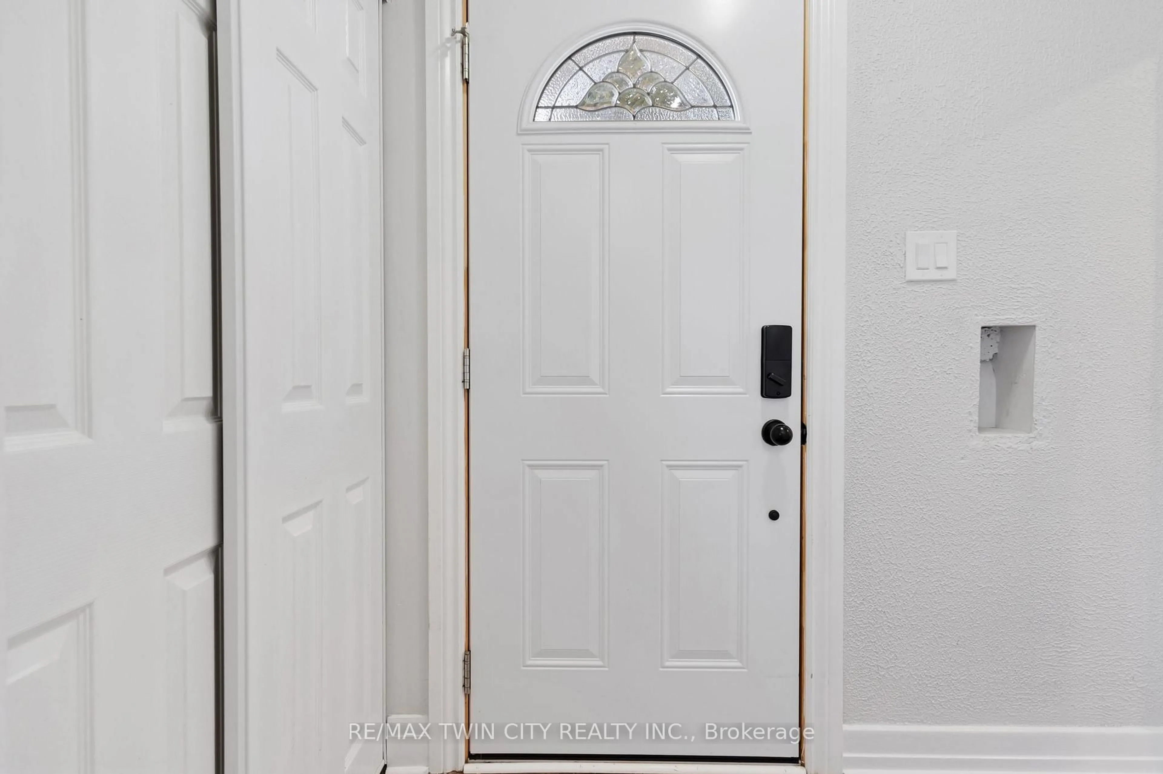 Indoor entryway for 799 Rockway Dr, Kitchener Ontario N2G 3B6