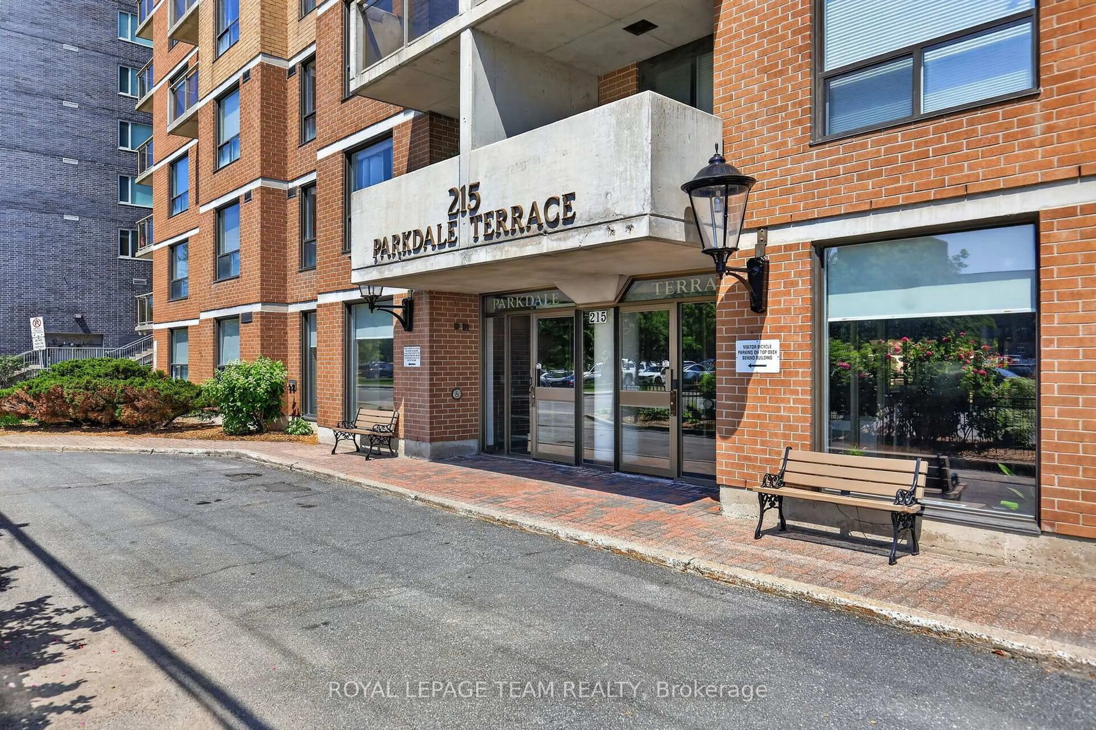Indoor foyer for 215 Parkdale Ave #601, Ottawa Ontario K1Y 4T8
