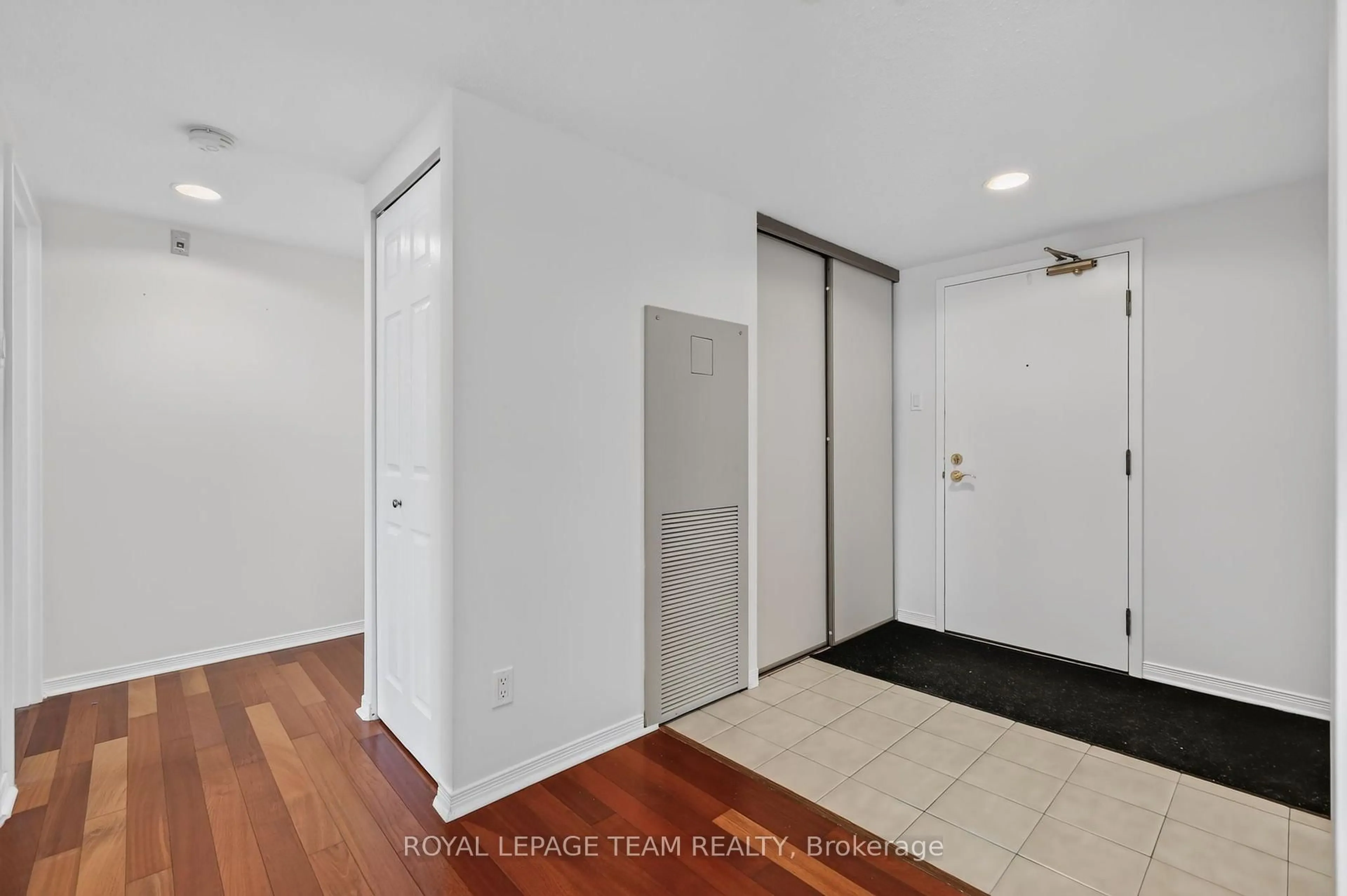 Indoor entryway for 215 Parkdale Ave #601, Ottawa Ontario K1Y 4T8