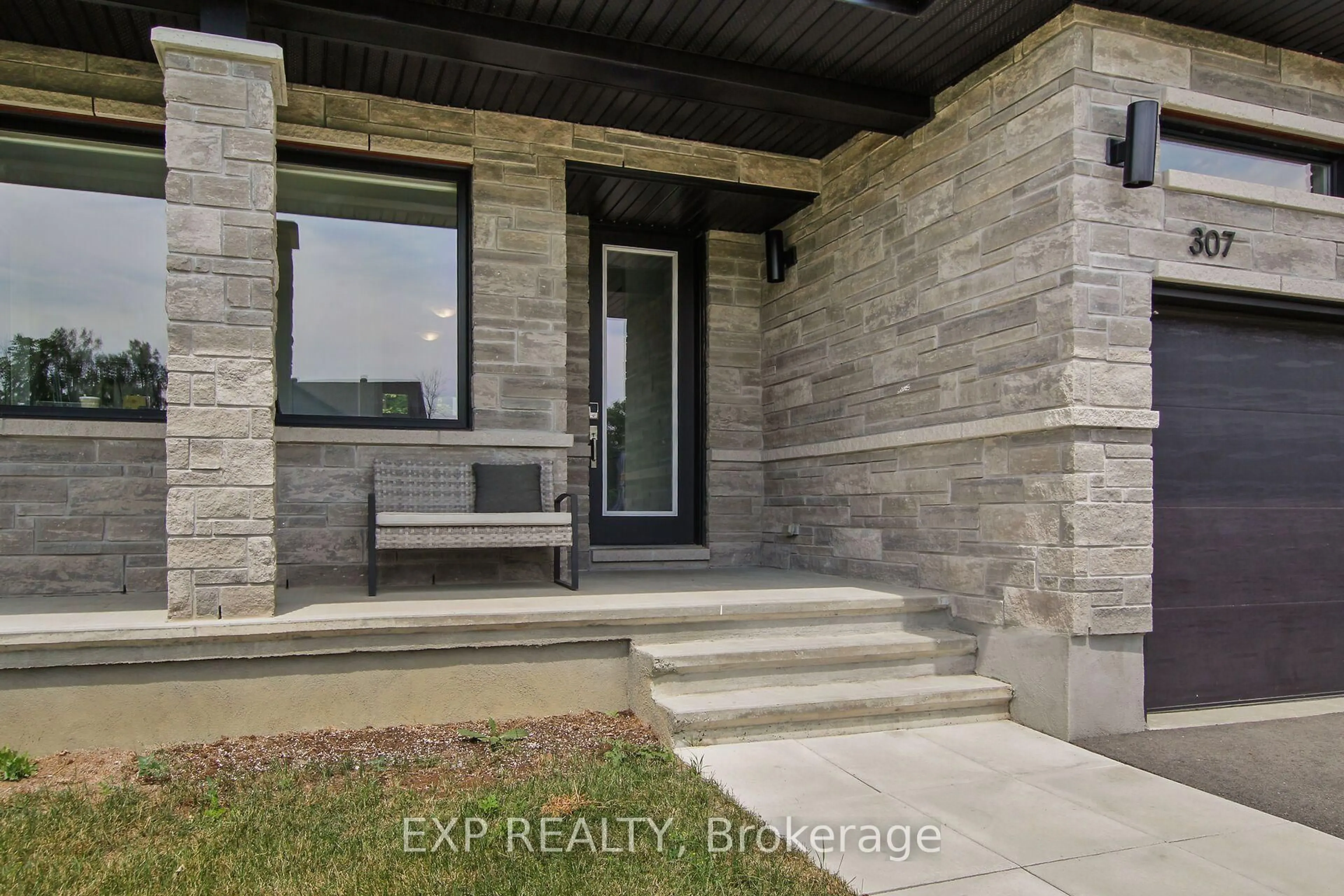 Indoor entryway for 307 Antler Crt, Almonte Ontario K0A 1A0