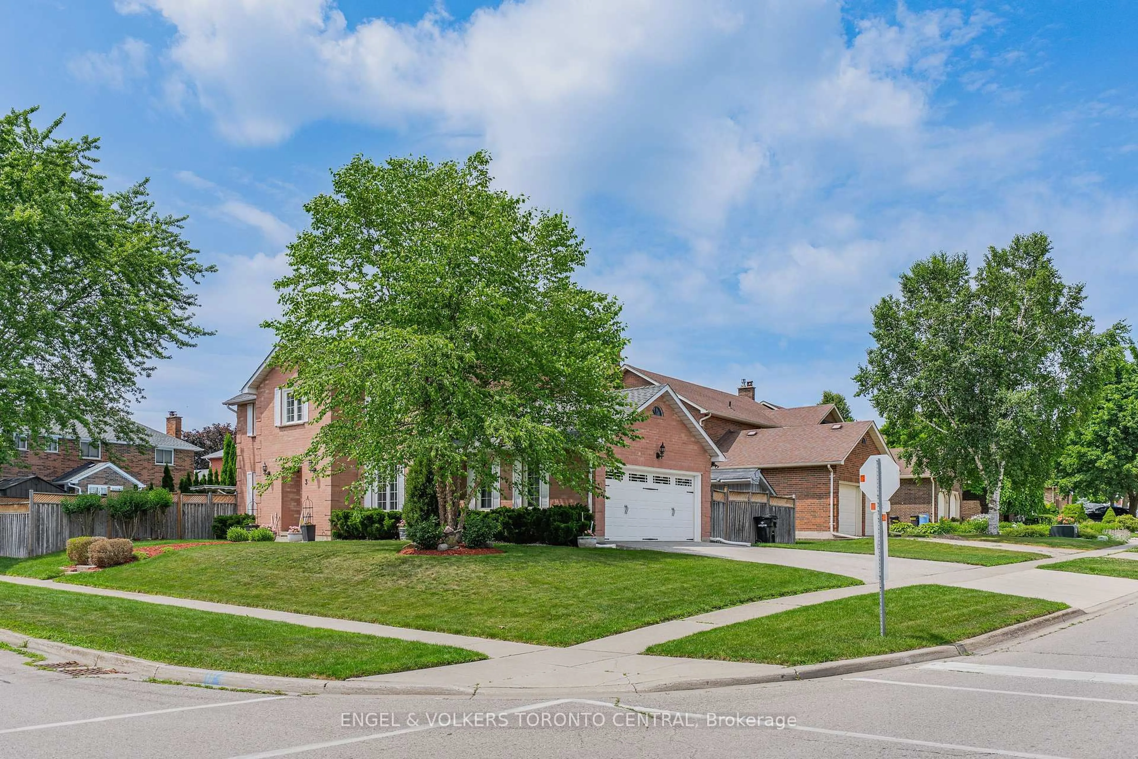 A pic from outside/outdoor area/front of a property/back of a property/a pic from drone, street for 3 Wallace Dr, Cambridge Ontario N1T 1K7