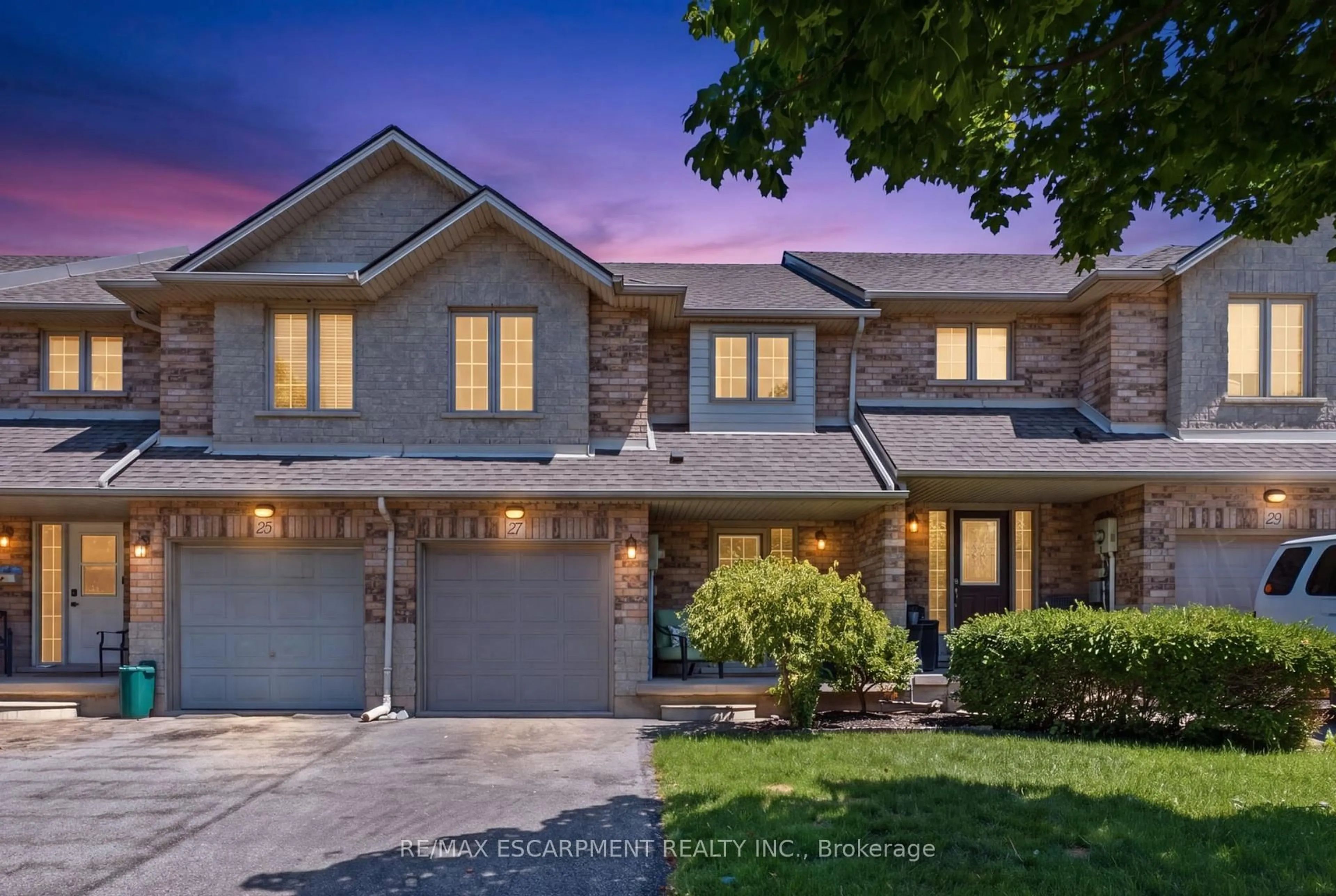 Home with brick exterior material, street for 27 Beech St, Grimsby Ontario L3M 5L9