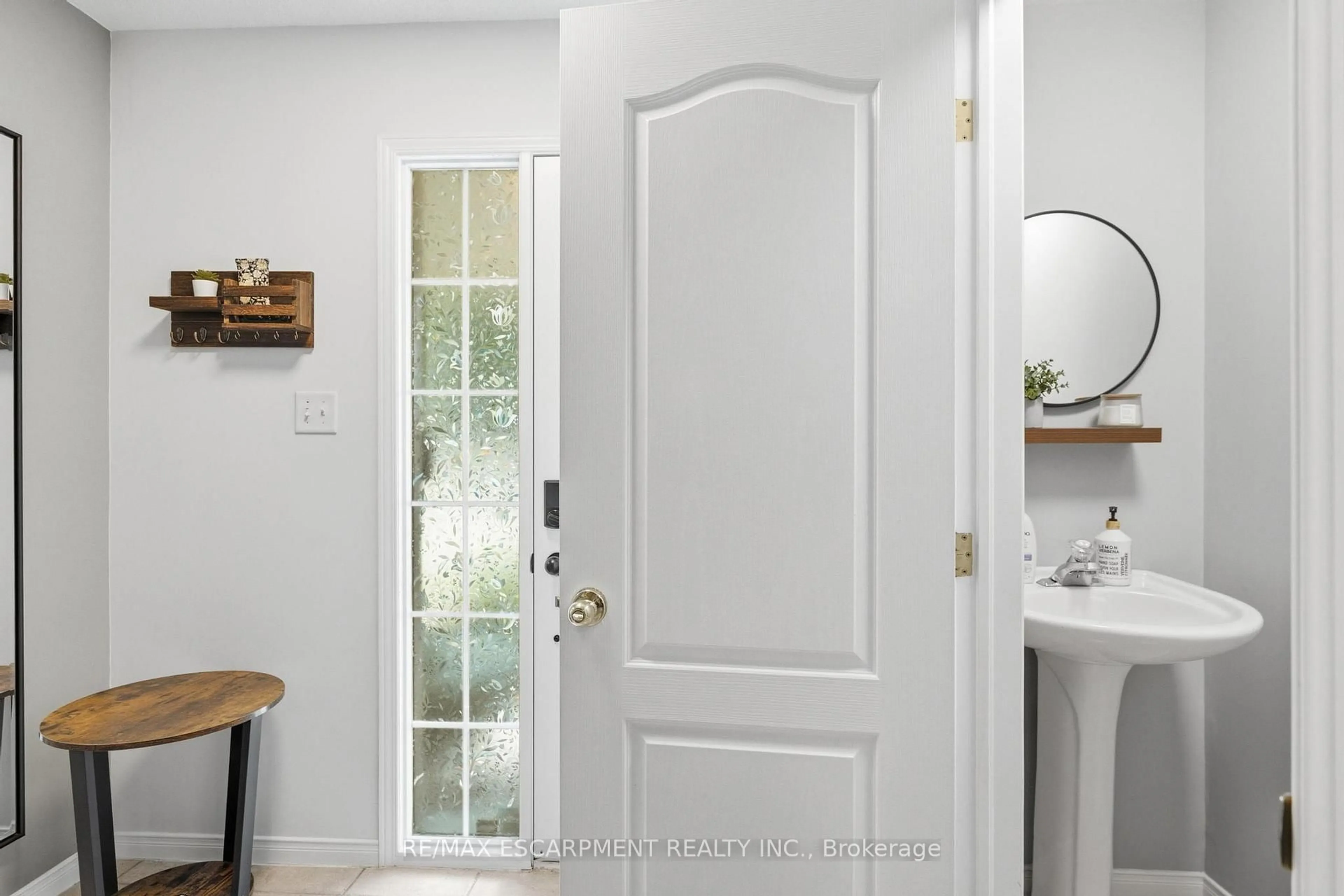 Indoor entryway for 27 Beech St, Grimsby Ontario L3M 5L9