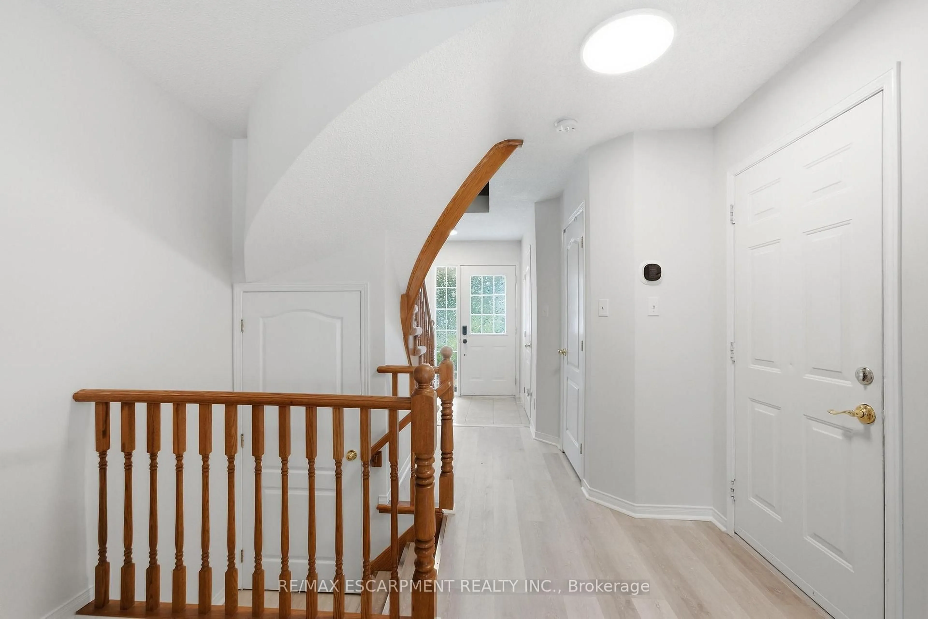 Indoor entryway for 27 Beech St, Grimsby Ontario L3M 5L9